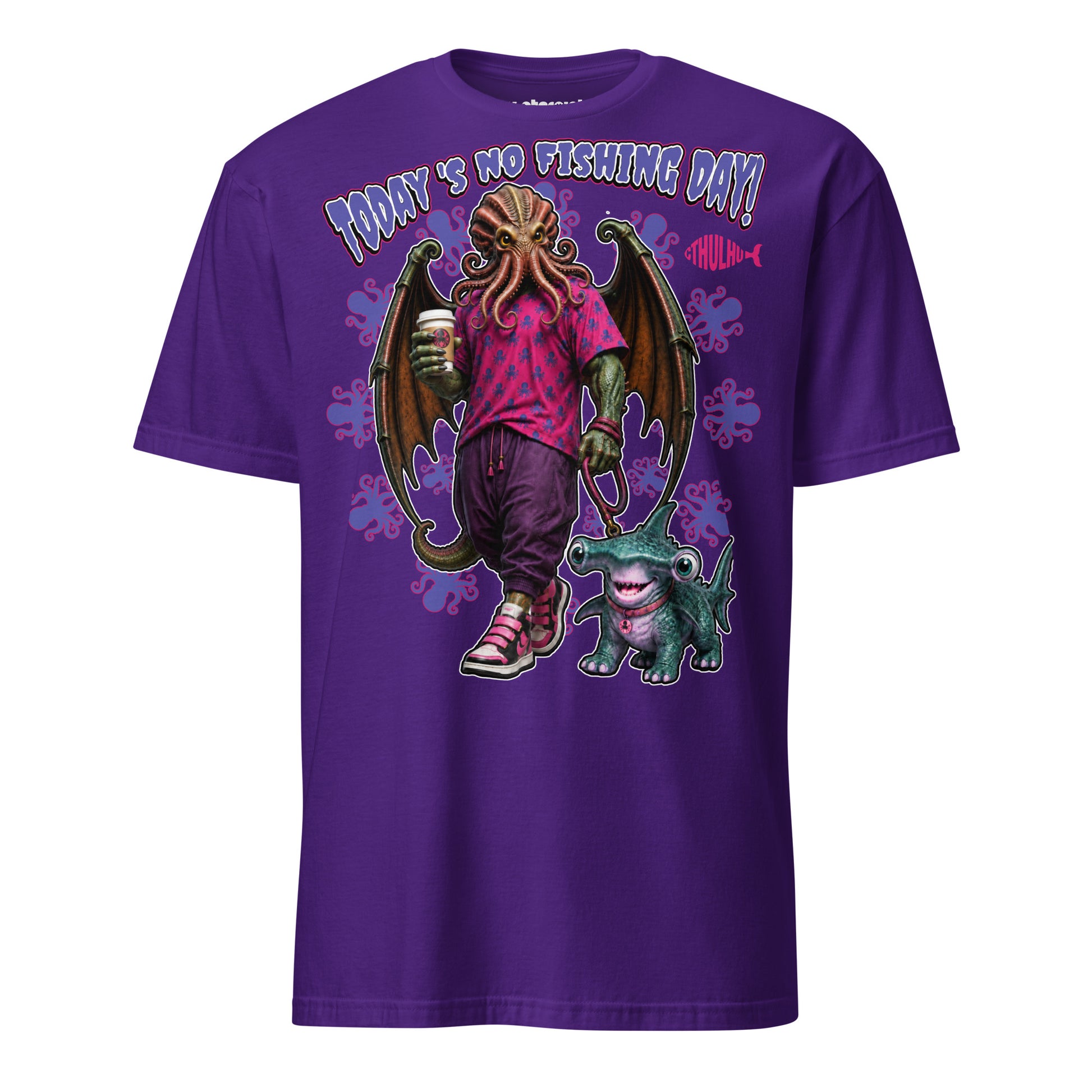 T-Shirt mit humorvollem Motiv von Cthulhu in Freizeitkleidung, Coffee-to-go in der Hand und einem kleinen monsterhaften Hund beim Gassigehen sowie dem Schriftzug „Today’s No Fishing Day“.
