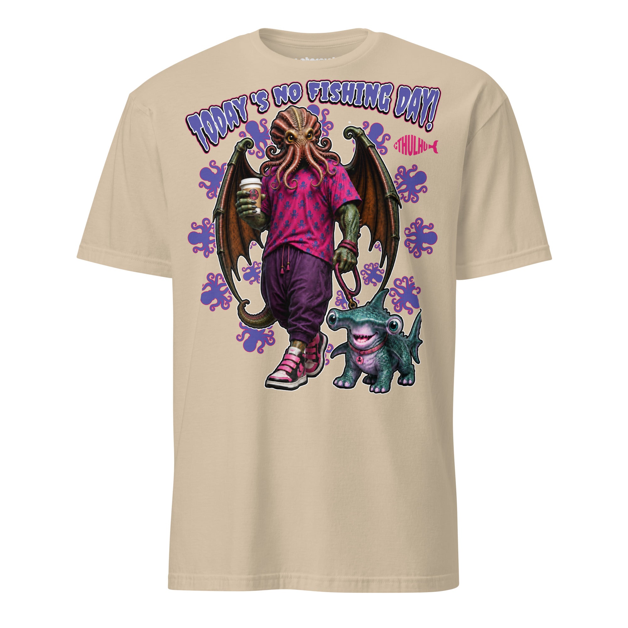 T-Shirt mit humorvollem Motiv von Cthulhu in Freizeitkleidung, Coffee-to-go in der Hand und einem kleinen monsterhaften Hund beim Gassigehen sowie dem Schriftzug „Today’s No Fishing Day“.
