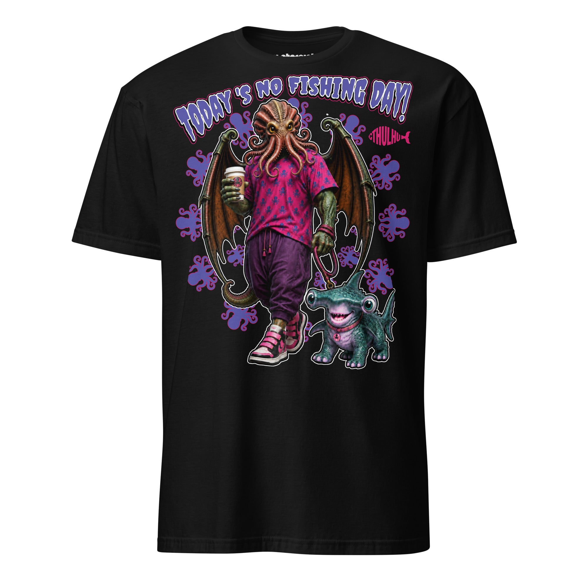 T-Shirt mit humorvollem Motiv von Cthulhu in Freizeitkleidung, Coffee-to-go in der Hand und einem kleinen monsterhaften Hund beim Gassigehen sowie dem Schriftzug „Today’s No Fishing Day“.