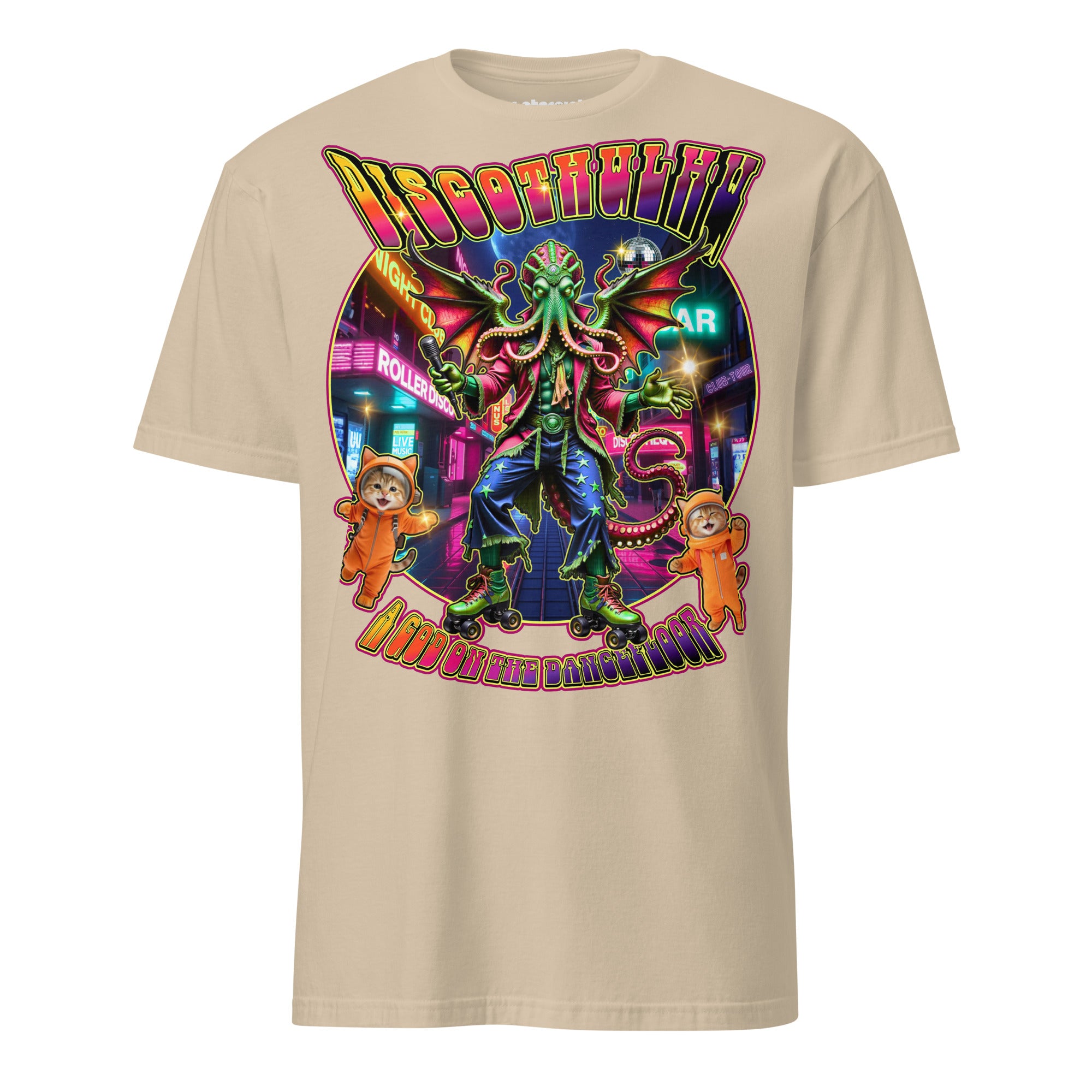 Discothulhu T-Shirt mit kosmischem Horrorwesen auf Rollschuhen in einer neonfarbenen Rollerdisco mit Karaoke-Mikrofon und kleinen Katzen im Retro-80er-Stil.