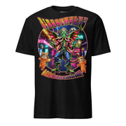 Discothulhu T-Shirt mit kosmischem Horrorwesen auf Rollschuhen in einer neonfarbenen Rollerdisco mit Karaoke-Mikrofon und kleinen Katzen im Retro-80er-Stil.