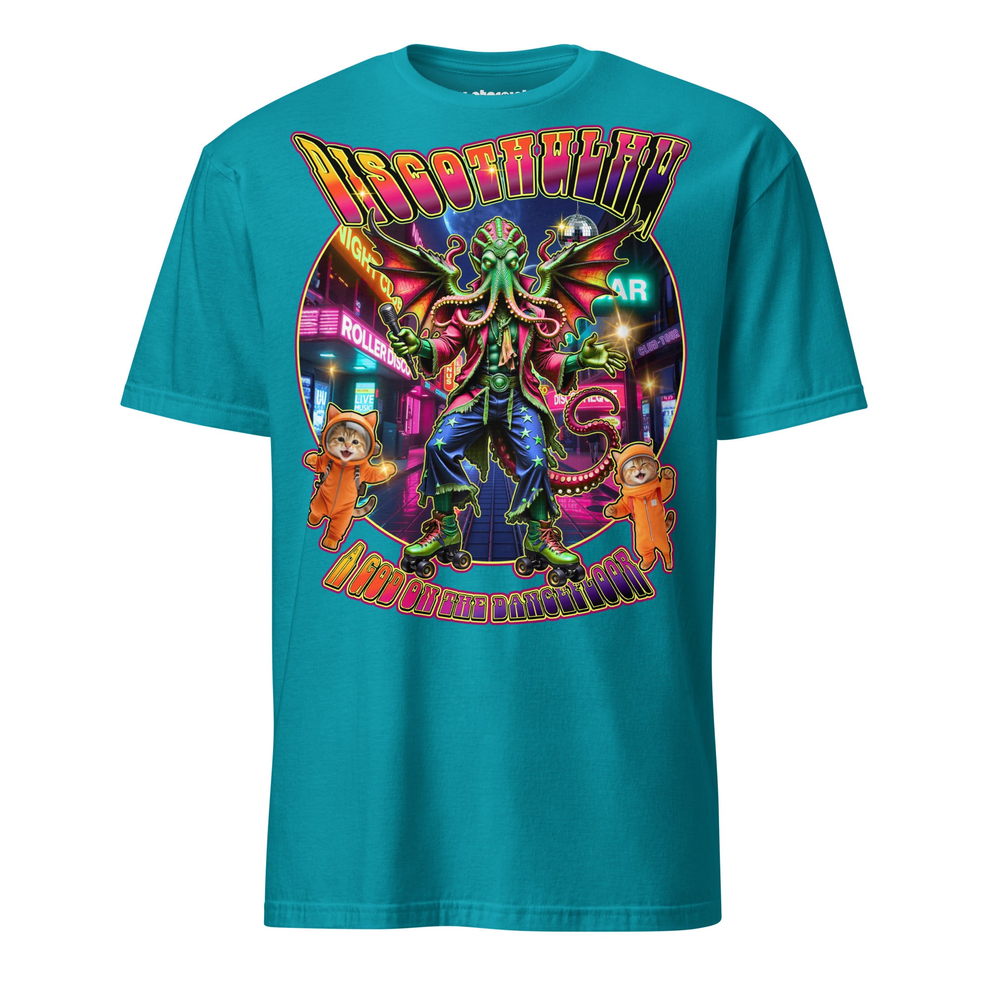 Discothulhu T-Shirt mit kosmischem Horrorwesen auf Rollschuhen in einer neonfarbenen Rollerdisco mit Karaoke-Mikrofon und kleinen Katzen im Retro-80er-Stil.