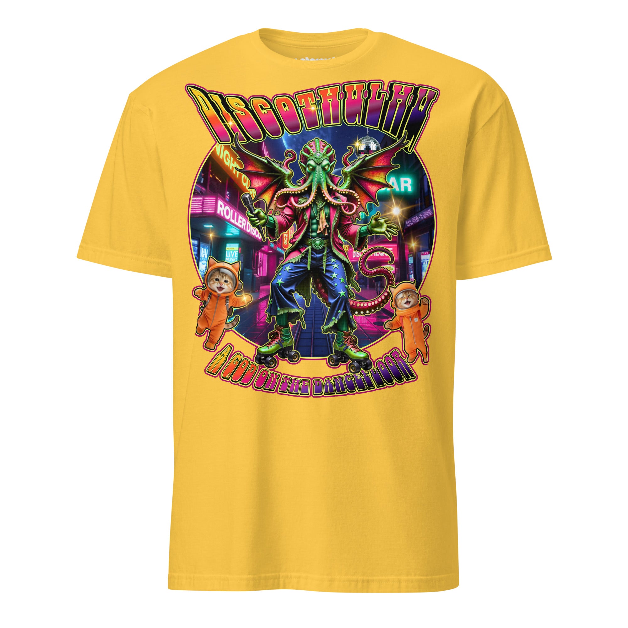 Discothulhu T-Shirt mit kosmischem Horrorwesen auf Rollschuhen in einer neonfarbenen Rollerdisco mit Karaoke-Mikrofon und kleinen Katzen im Retro-80er-Stil.
