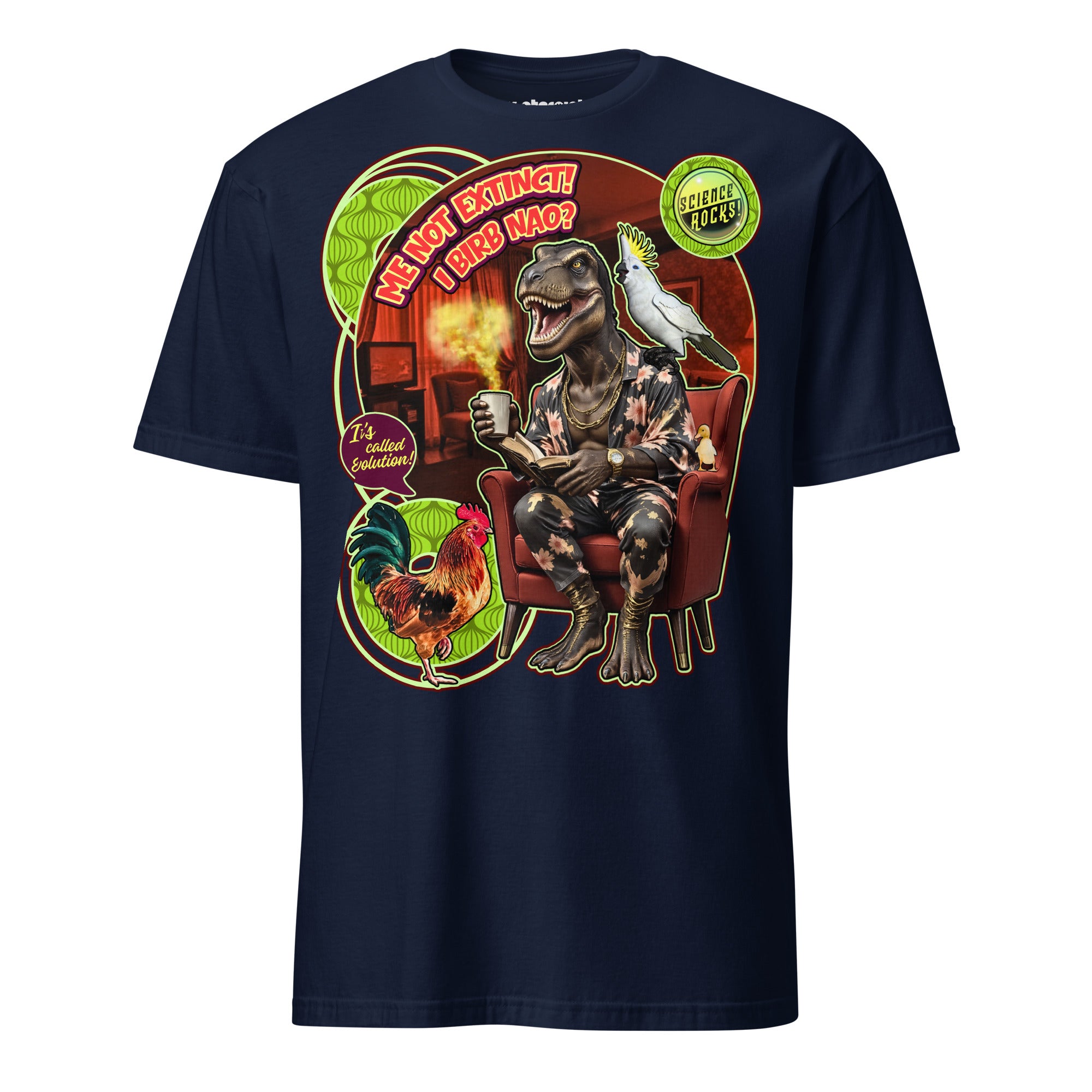 T-Shirt mit einem anthropomorphen T-Rex im 70er-Jahre-Wohnzimmer, der Tee trinkt und von einem Hahn über Evolution und Dinosaurier-Vögel aufgeklärt wird.