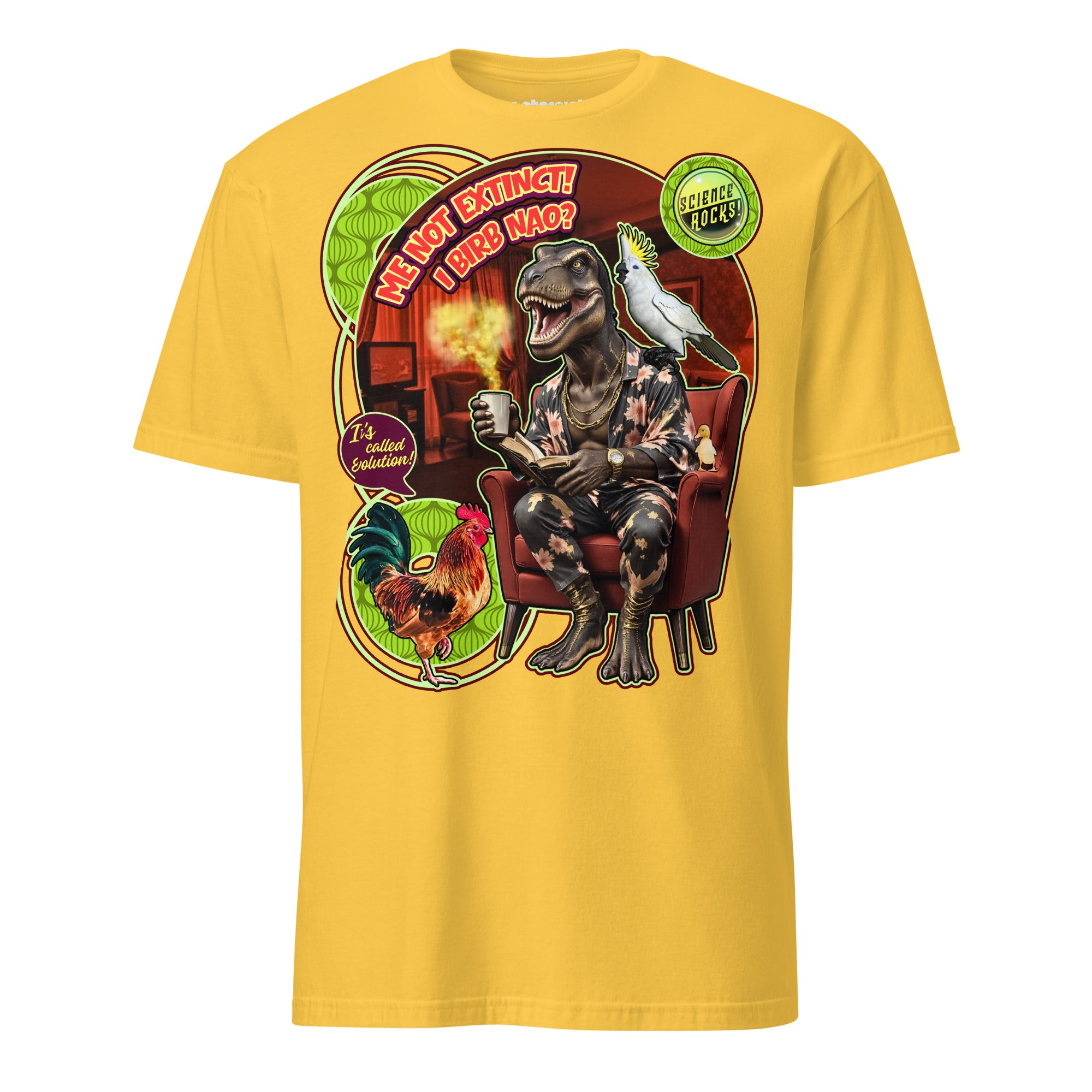 T-Shirt mit einem anthropomorphen T-Rex im 70er-Jahre-Wohnzimmer, der Tee trinkt und von einem Hahn über Evolution und Dinosaurier-Vögel aufgeklärt wird.