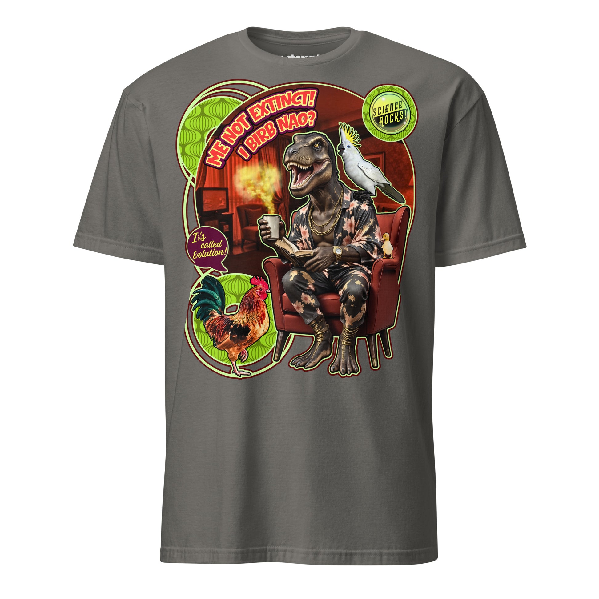 T-Shirt mit einem anthropomorphen T-Rex im 70er-Jahre-Wohnzimmer, der Tee trinkt und von einem Hahn über Evolution und Dinosaurier-Vögel aufgeklärt wird.