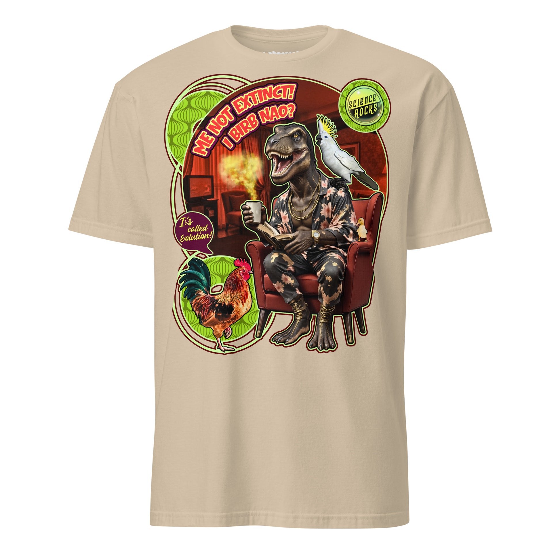 T-Shirt mit einem anthropomorphen T-Rex im 70er-Jahre-Wohnzimmer, der Tee trinkt und von einem Hahn über Evolution und Dinosaurier-Vögel aufgeklärt wird.