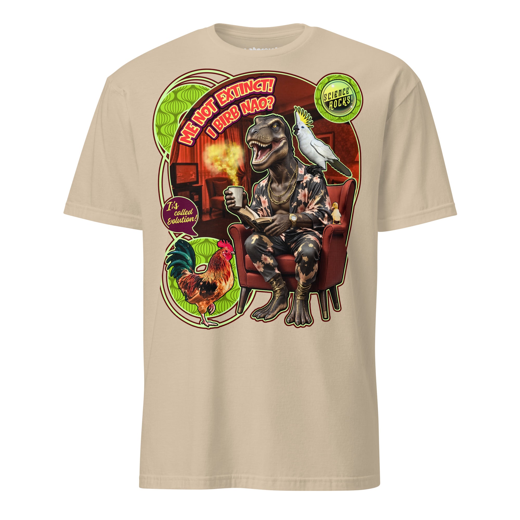 T-Shirt mit einem anthropomorphen T-Rex im 70er-Jahre-Wohnzimmer, der Tee trinkt und von einem Hahn über Evolution und Dinosaurier-Vögel aufgeklärt wird.