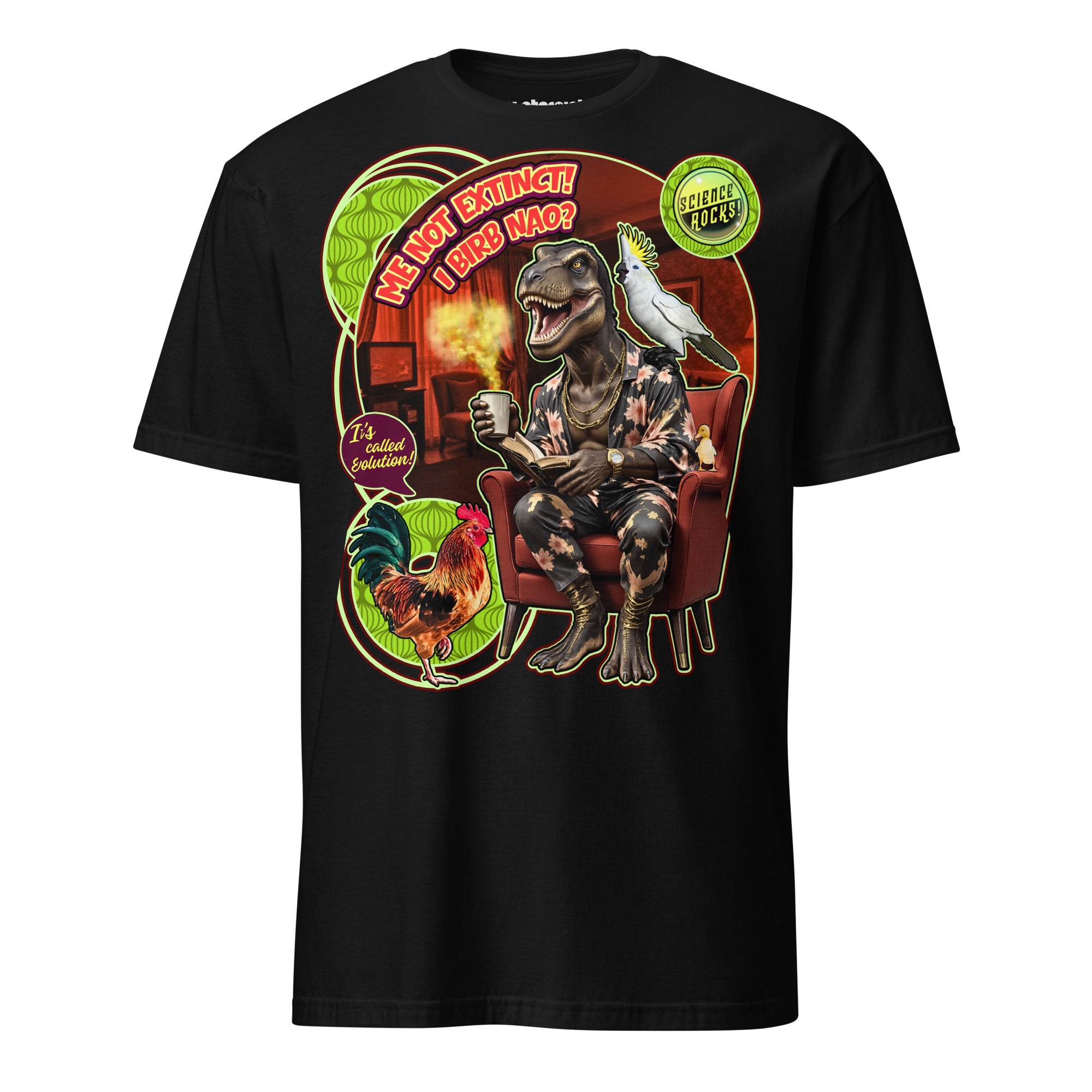 T-Shirt mit einem anthropomorphen T-Rex im 70er-Jahre-Wohnzimmer, der Tee trinkt und von einem Hahn über Evolution und Dinosaurier-Vögel aufgeklärt wird.

