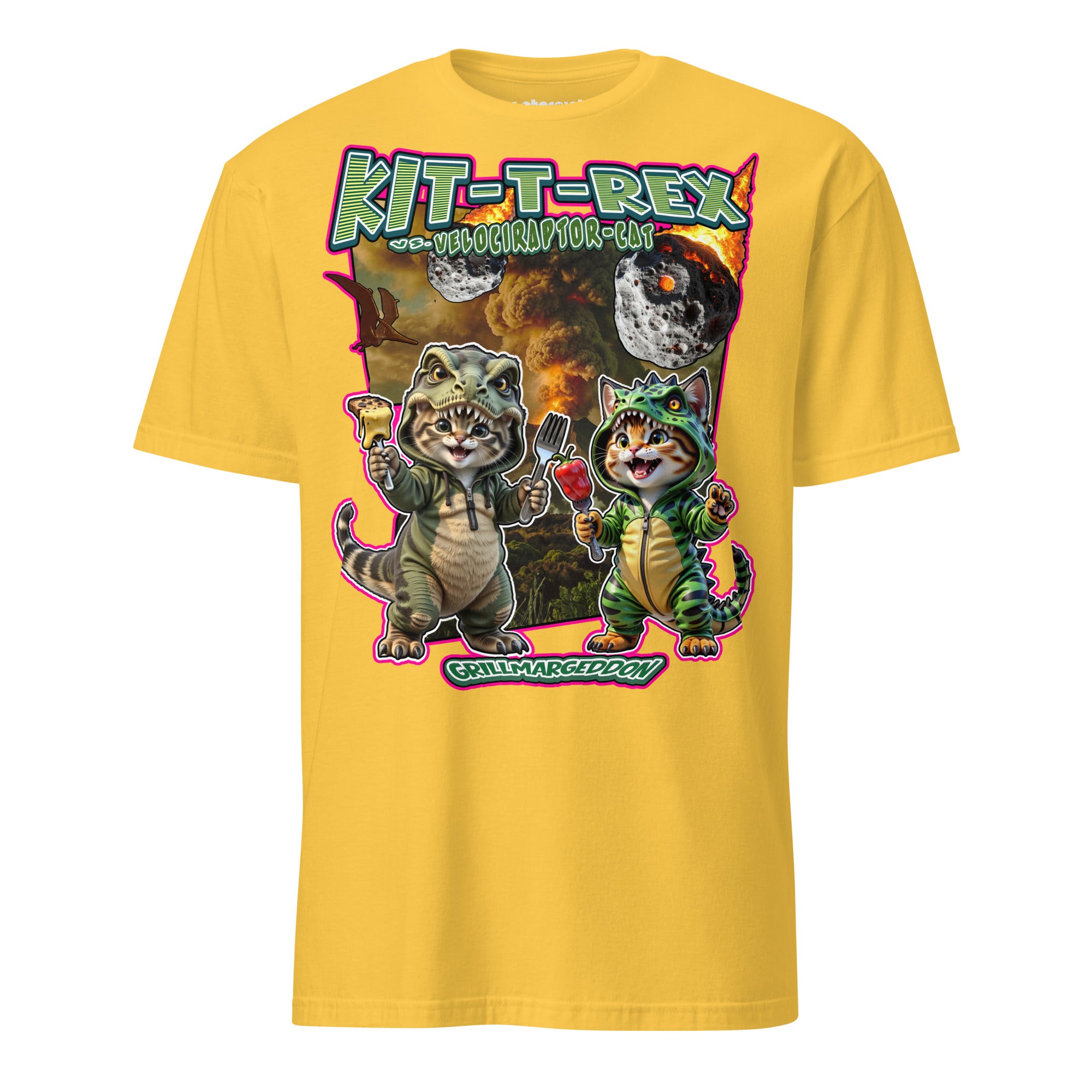T-Shirt mit zwei Katzen in Dinosaurierkostümen, die sich auf einen Meteoriteneinschlag freuen, umgeben von Explosionen und Vulkanen