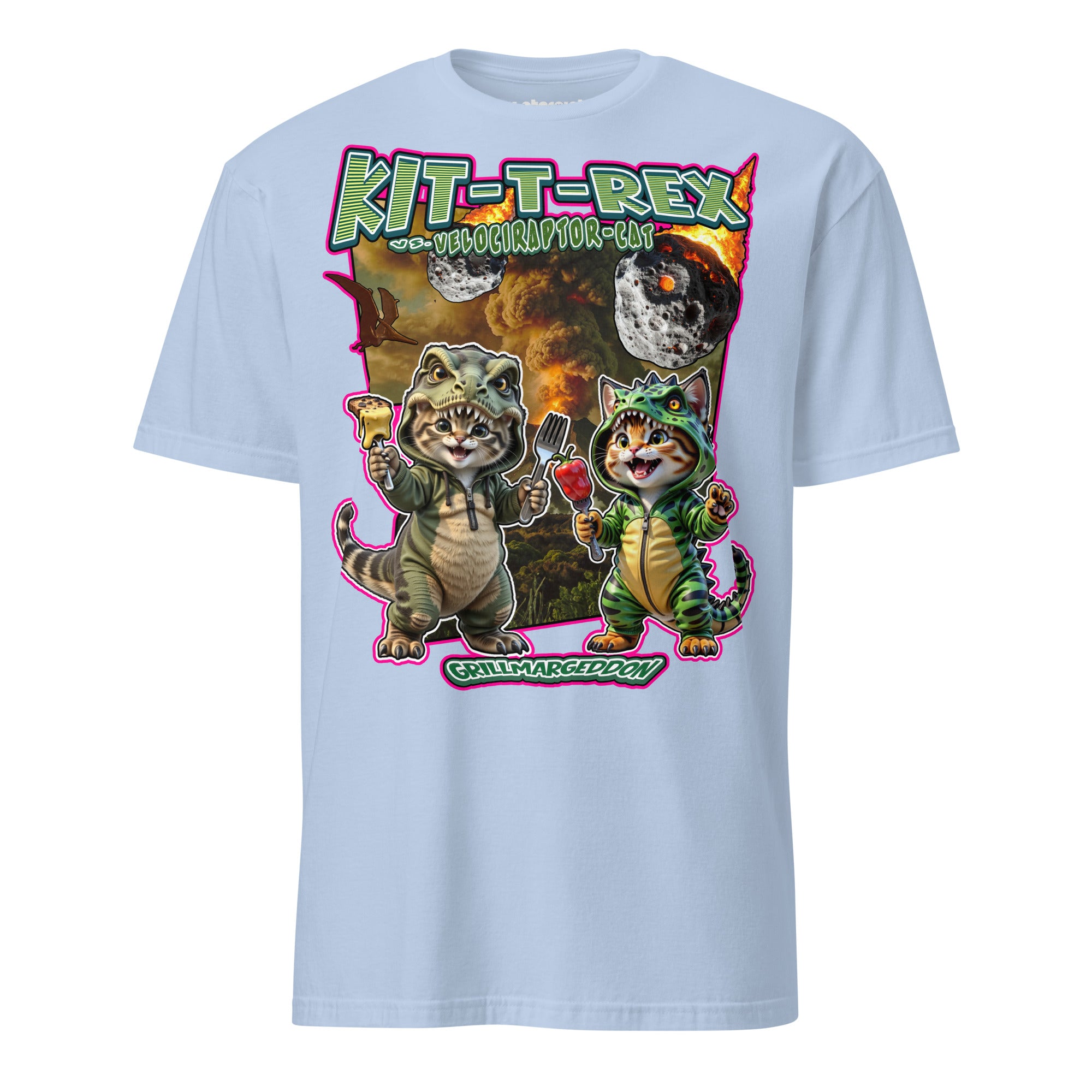 T-Shirt mit zwei Katzen in Dinosaurierkostümen, die sich auf einen Meteoriteneinschlag freuen, umgeben von Explosionen und Vulkanen