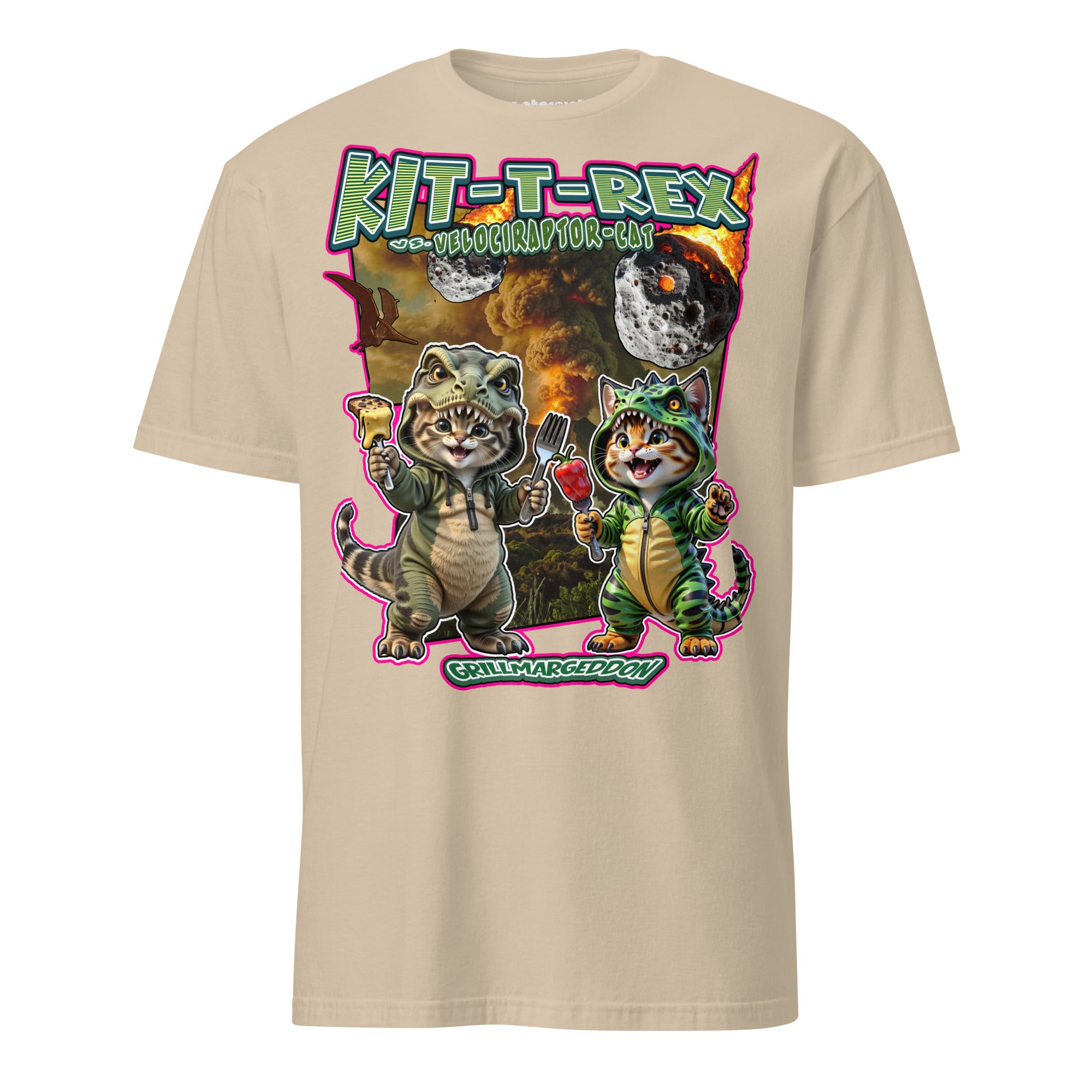 T-Shirt mit zwei Katzen in Dinosaurierkostümen, die sich auf einen Meteoriteneinschlag freuen, umgeben von Explosionen und Vulkanen