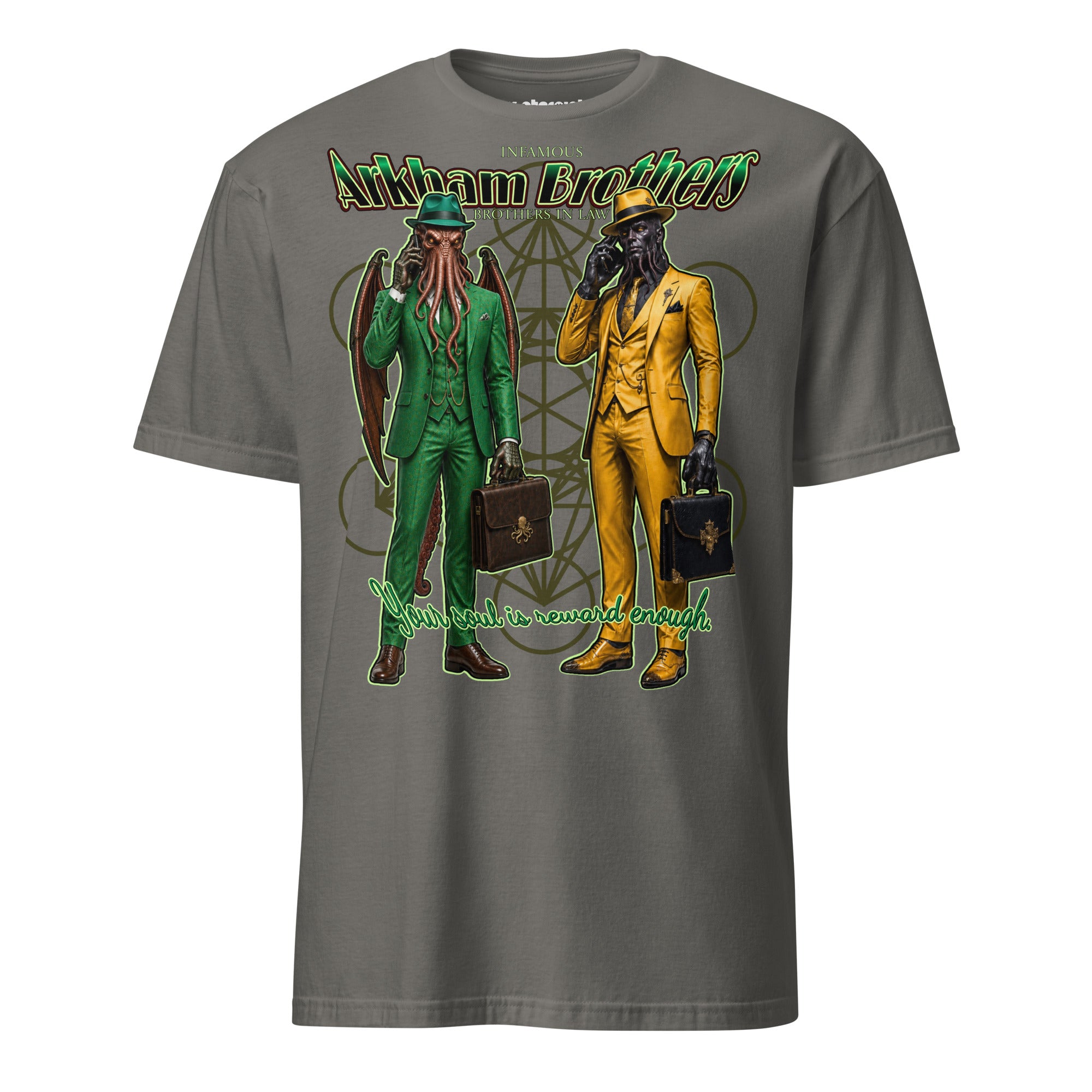 Winterpink T-Shirt mit Cthulhu im grünen Anzug und Hastur im gelben Anzug als „Arkham Brothers“, beide mit Aktenkoffern und Mobiltelefonen.