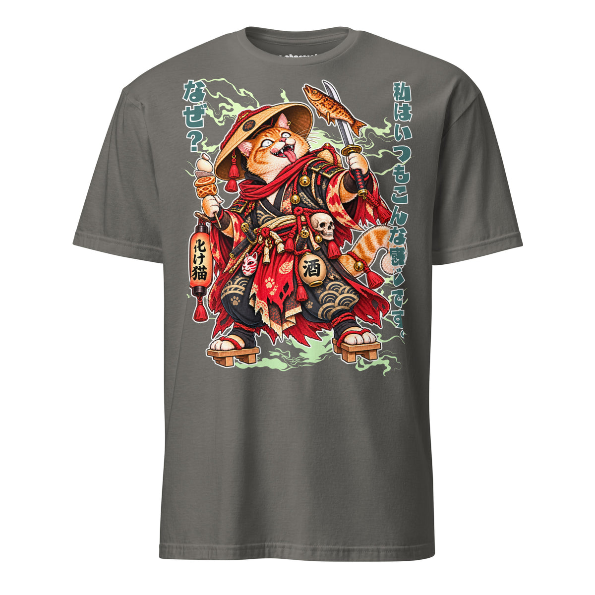 Winterpink Bakeneko T-Shirt mit orangefarbener japanischer Spukkatze im Samurai-Outfit, weiß glühenden Augen, Fangzähnen, Katana mit Grillfisch, Oden-Spieß, Schädel, Sake-Flasche und 化け猫-Laterne.
