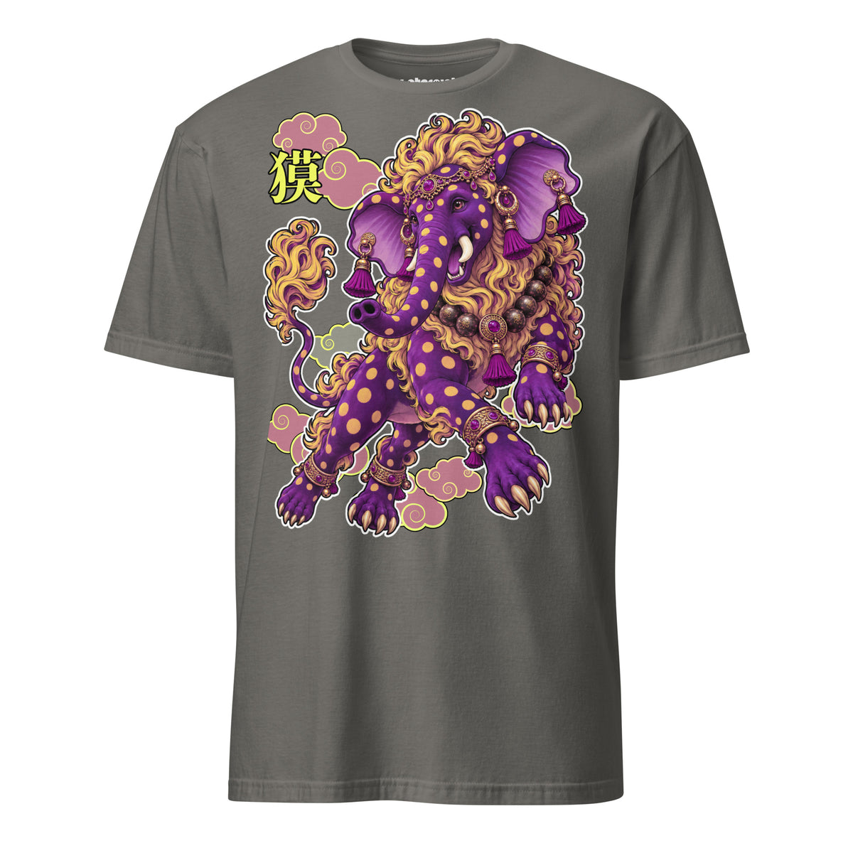 Winterpink Baku T-Shirt mit violettem japanischem Traumfresser als Elefanten-Fabelwesen, goldener Mähne, Schmuck, Quasten und ornamentalen Wolken.