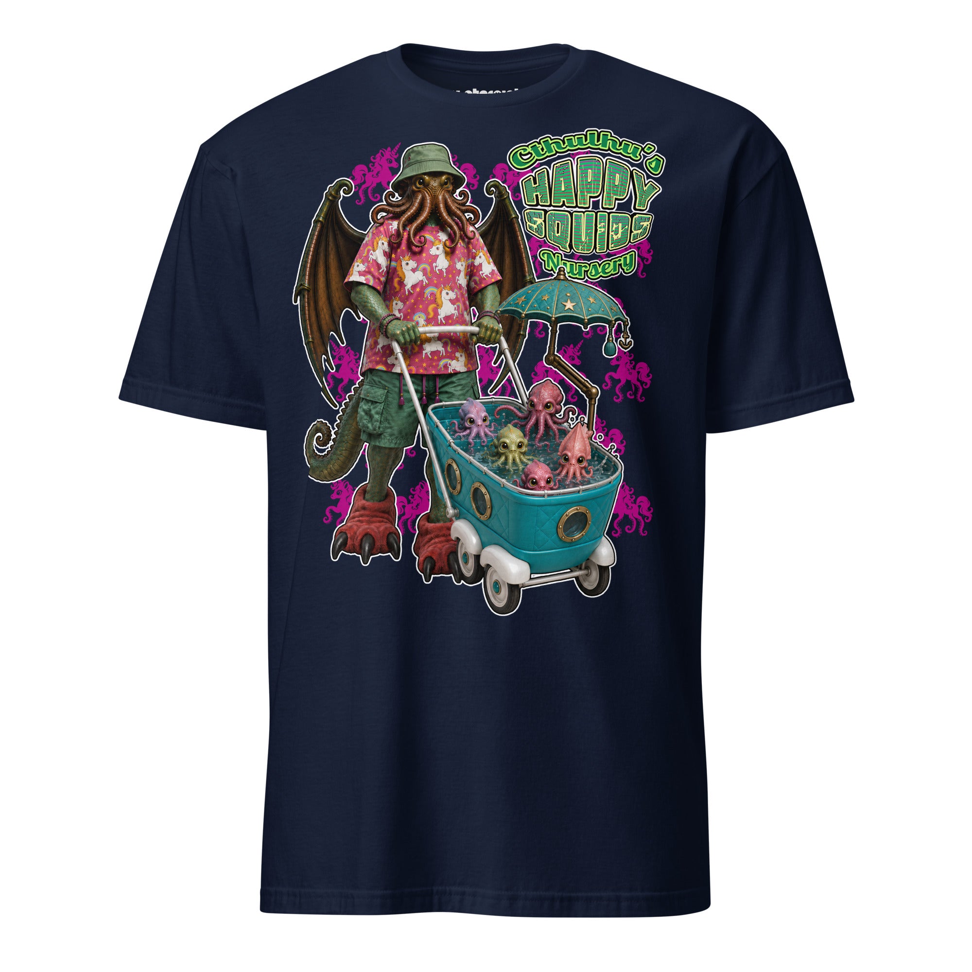 Winterpink T-Shirt mit Cthulhu in Bucket Hat und buntem Shirt, der einen türkisfarbenen Kinderwagen voller kleiner Tentakelwesen schiebt; darüber der Schriftzug „Cthulhu’s Happy Squids Nursery“.