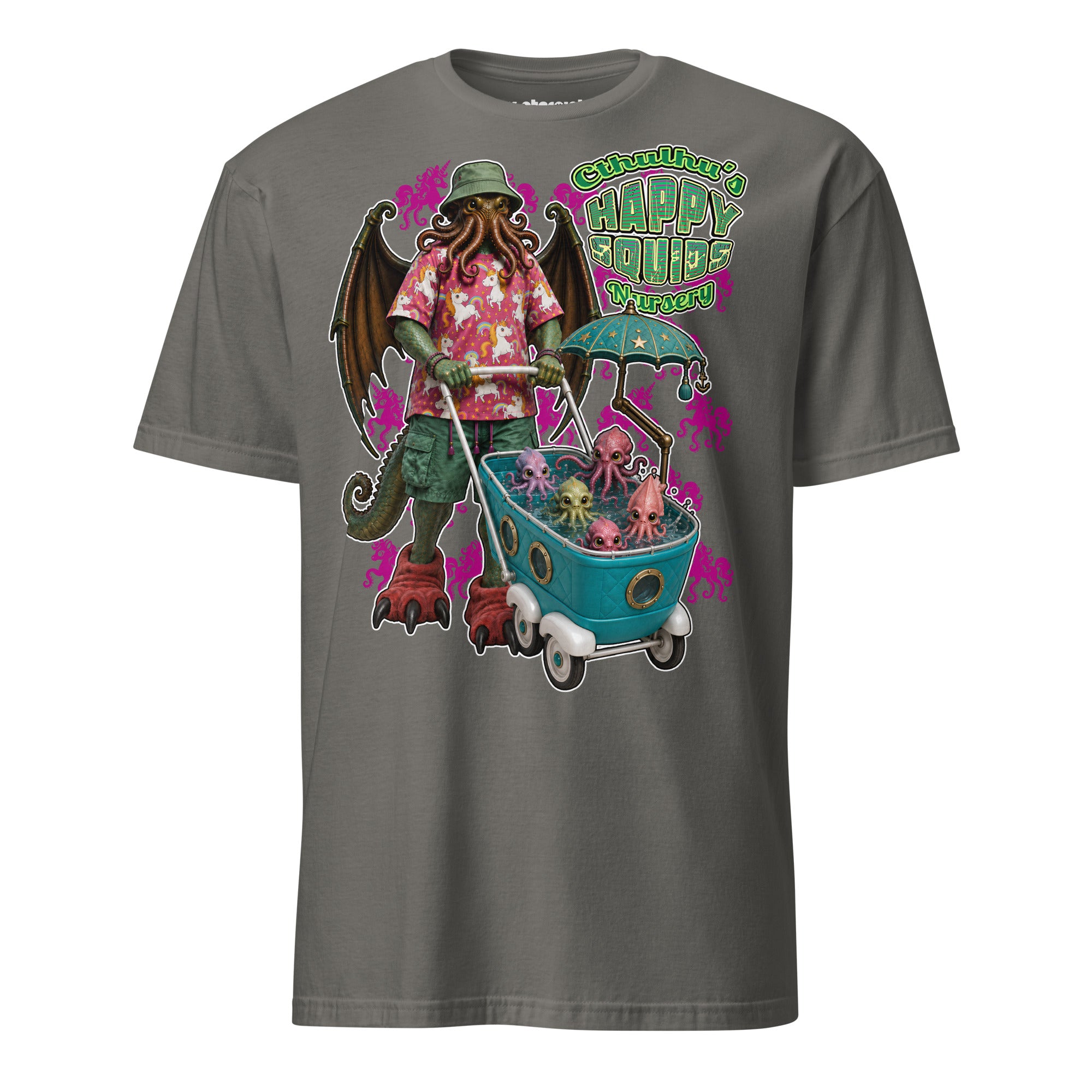 Winterpink T-Shirt mit Cthulhu in Bucket Hat und buntem Shirt, der einen türkisfarbenen Kinderwagen voller kleiner Tentakelwesen schiebt; darüber der Schriftzug „Cthulhu’s Happy Squids Nursery“.