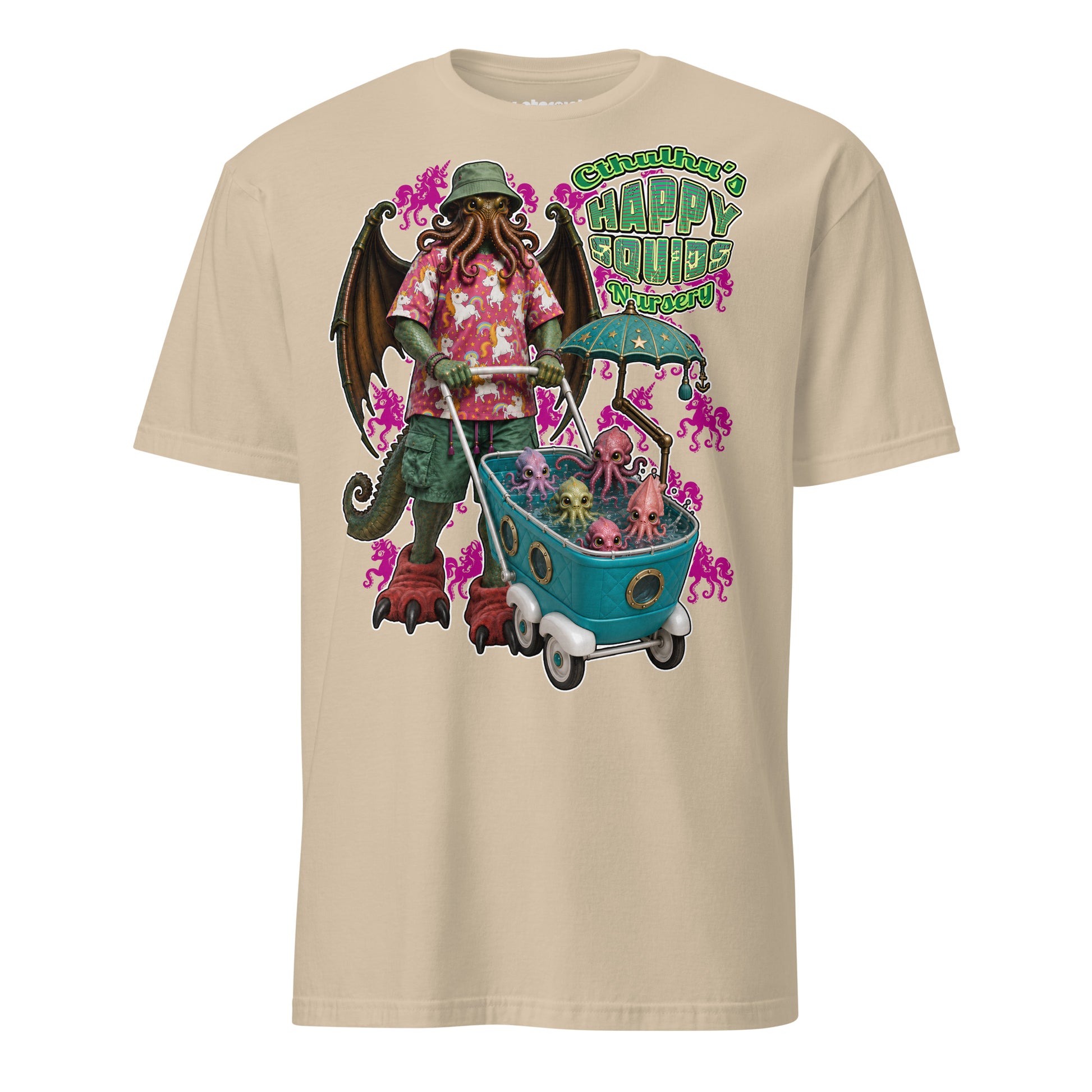 Winterpink T-Shirt mit Cthulhu in Bucket Hat und buntem Shirt, der einen türkisfarbenen Kinderwagen voller kleiner Tentakelwesen schiebt; darüber der Schriftzug „Cthulhu’s Happy Squids Nursery“.