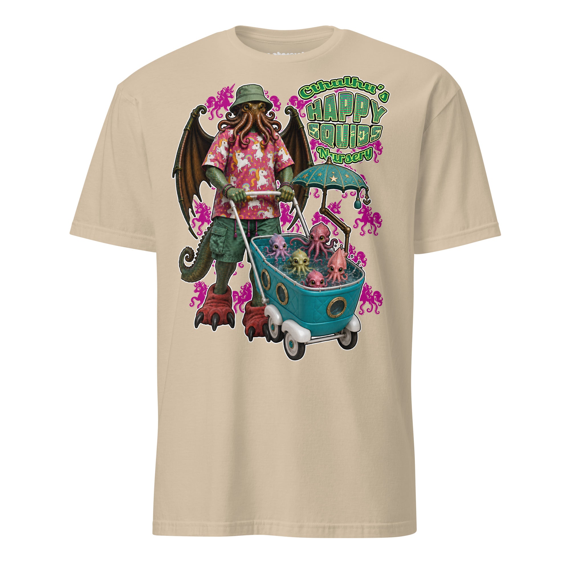 Winterpink T-Shirt mit Cthulhu in Bucket Hat und buntem Shirt, der einen türkisfarbenen Kinderwagen voller kleiner Tentakelwesen schiebt; darüber der Schriftzug „Cthulhu’s Happy Squids Nursery“.