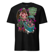Winterpink T-Shirt mit Cthulhu in Bucket Hat und buntem Shirt, der einen türkisfarbenen Kinderwagen voller kleiner Tentakelwesen schiebt; darüber der Schriftzug „Cthulhu’s Happy Squids Nursery“.