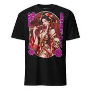 Hinoenma mit roten Augen, schwarzer Hochsteckfrisur und floralem Kimono hält Knochenflöte und Schädel, umrahmt von violetten Blüten und japanischer Schrift.