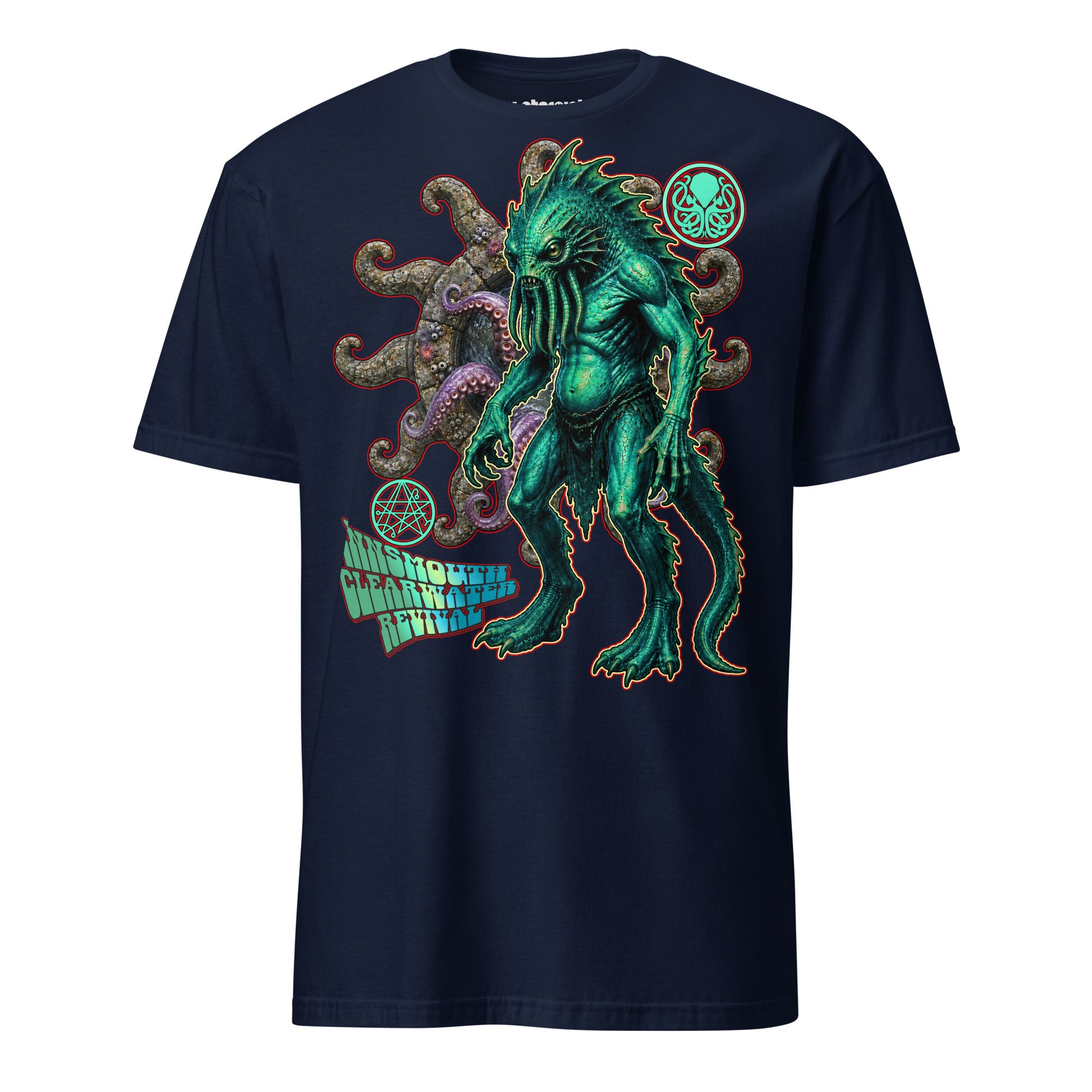 Winterpink T-Shirt mit grün-türkisem amphibischem Lovecraft-Wesen vor Tentakeln und okkulten Symbolen sowie dem Schriftzug „Innsmouth Clearwater Revival“.
