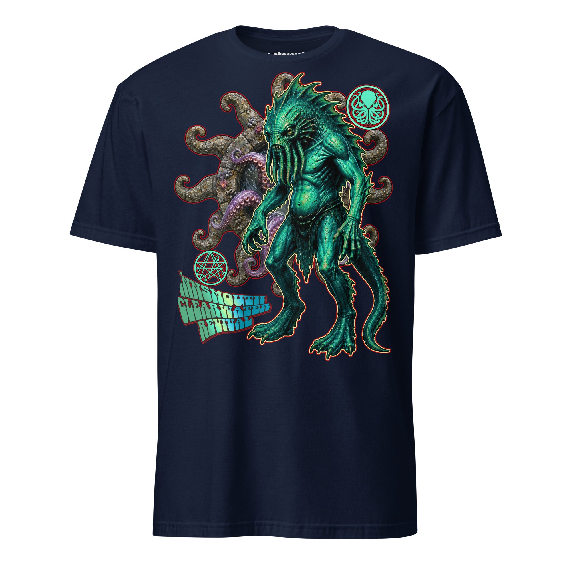 Winterpink T-Shirt mit grün-türkisem amphibischem Lovecraft-Wesen vor Tentakeln und okkulten Symbolen sowie dem Schriftzug „Innsmouth Clearwater Revival“.