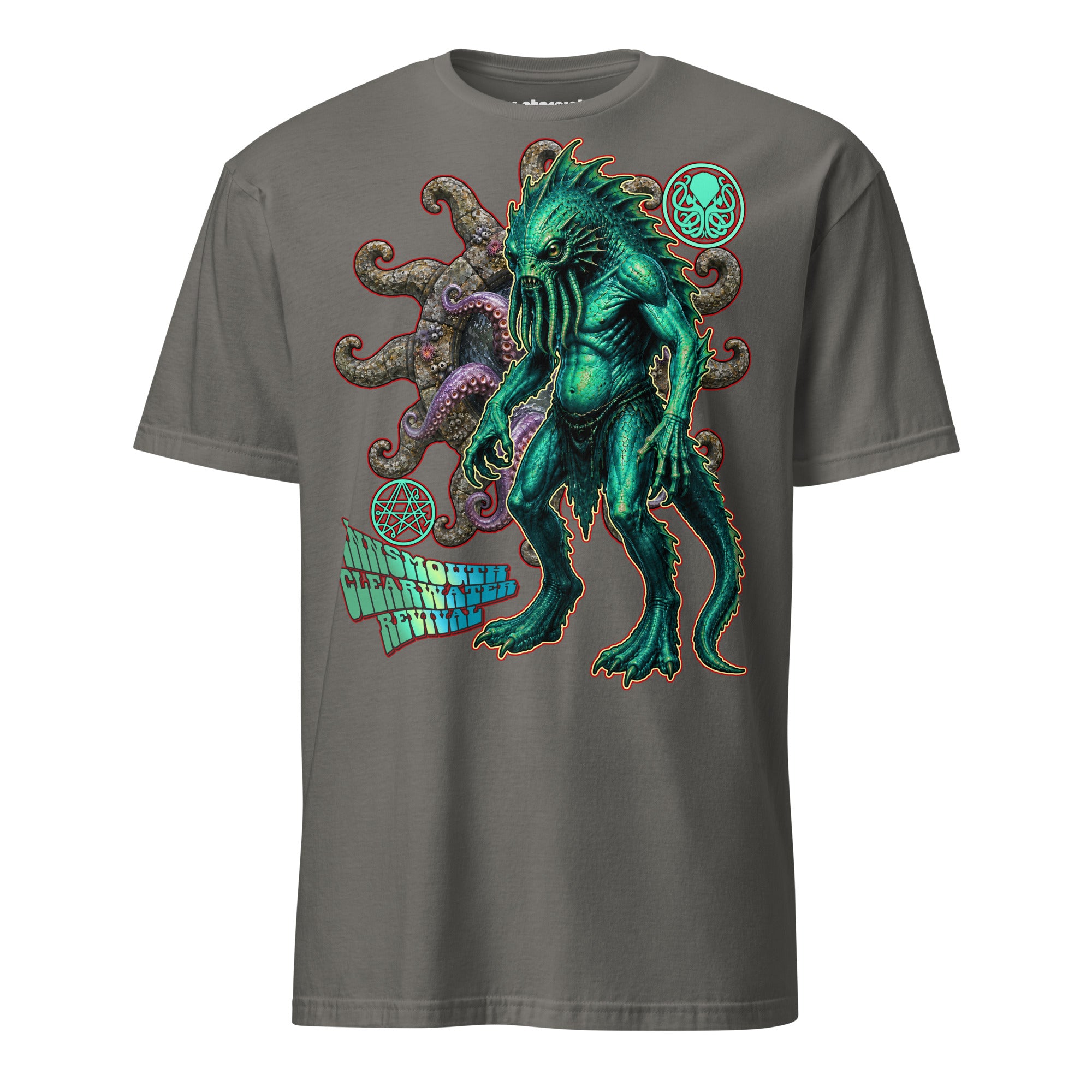 Winterpink T-Shirt mit grün-türkisem amphibischem Lovecraft-Wesen vor Tentakeln und okkulten Symbolen sowie dem Schriftzug „Innsmouth Clearwater Revival“.