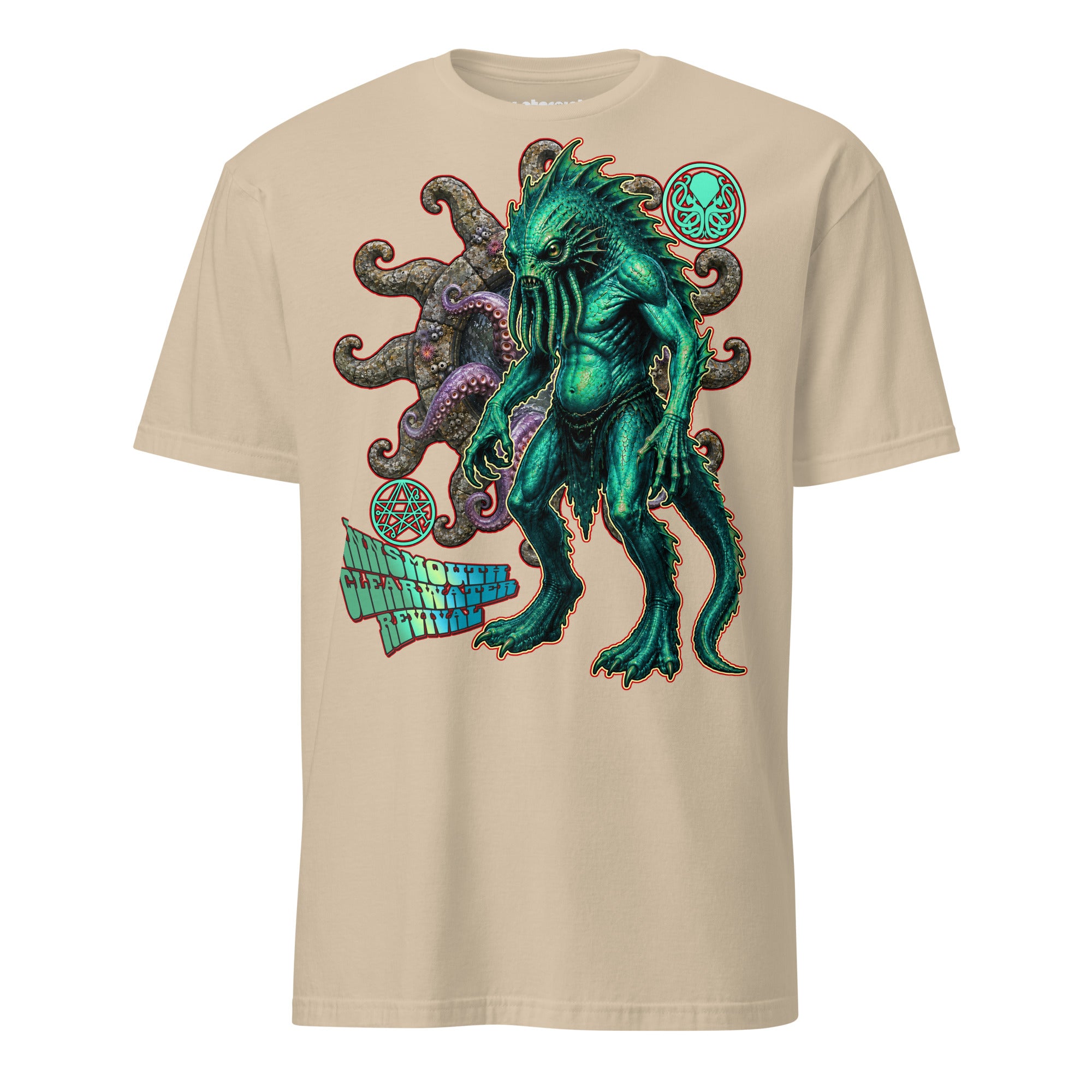 Winterpink T-Shirt mit grün-türkisem amphibischem Lovecraft-Wesen vor Tentakeln und okkulten Symbolen sowie dem Schriftzug „Innsmouth Clearwater Revival“.

