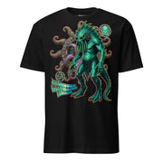 Winterpink T-Shirt mit grün-türkisem amphibischem Lovecraft-Wesen vor Tentakeln und okkulten Symbolen sowie dem Schriftzug „Innsmouth Clearwater Revival“.