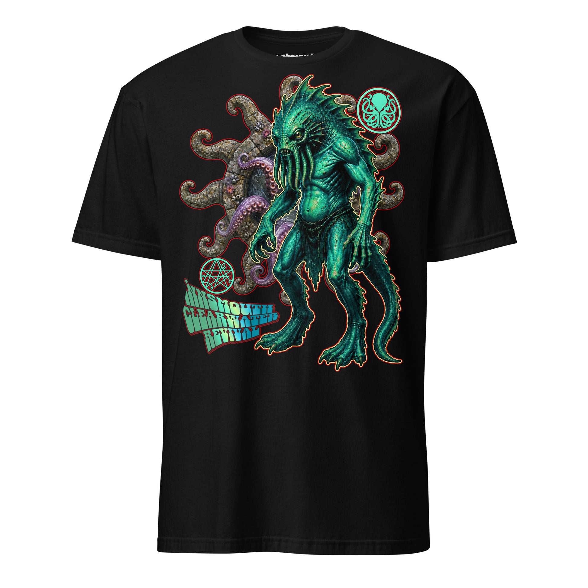 Winterpink T-Shirt mit grün-türkisem amphibischem Lovecraft-Wesen vor Tentakeln und okkulten Symbolen sowie dem Schriftzug „Innsmouth Clearwater Revival“.