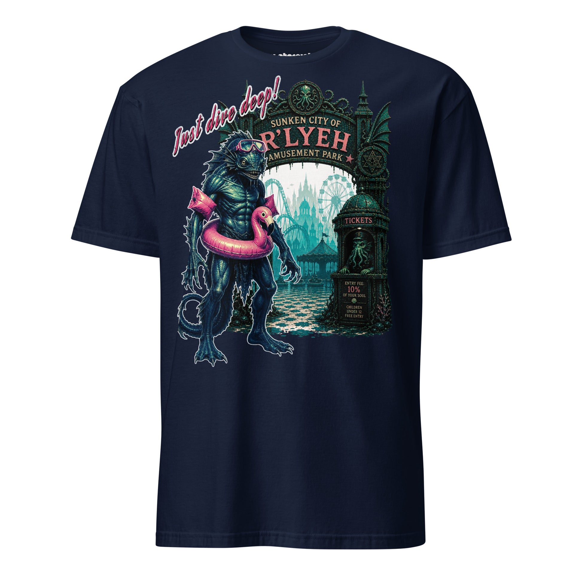 Winterpink T-Shirt mit einem Deep One in Schwimmausrüstung und pinkem Flamingo-Schwimmring vor dem Eingang des R’lyeh Amusement Park.