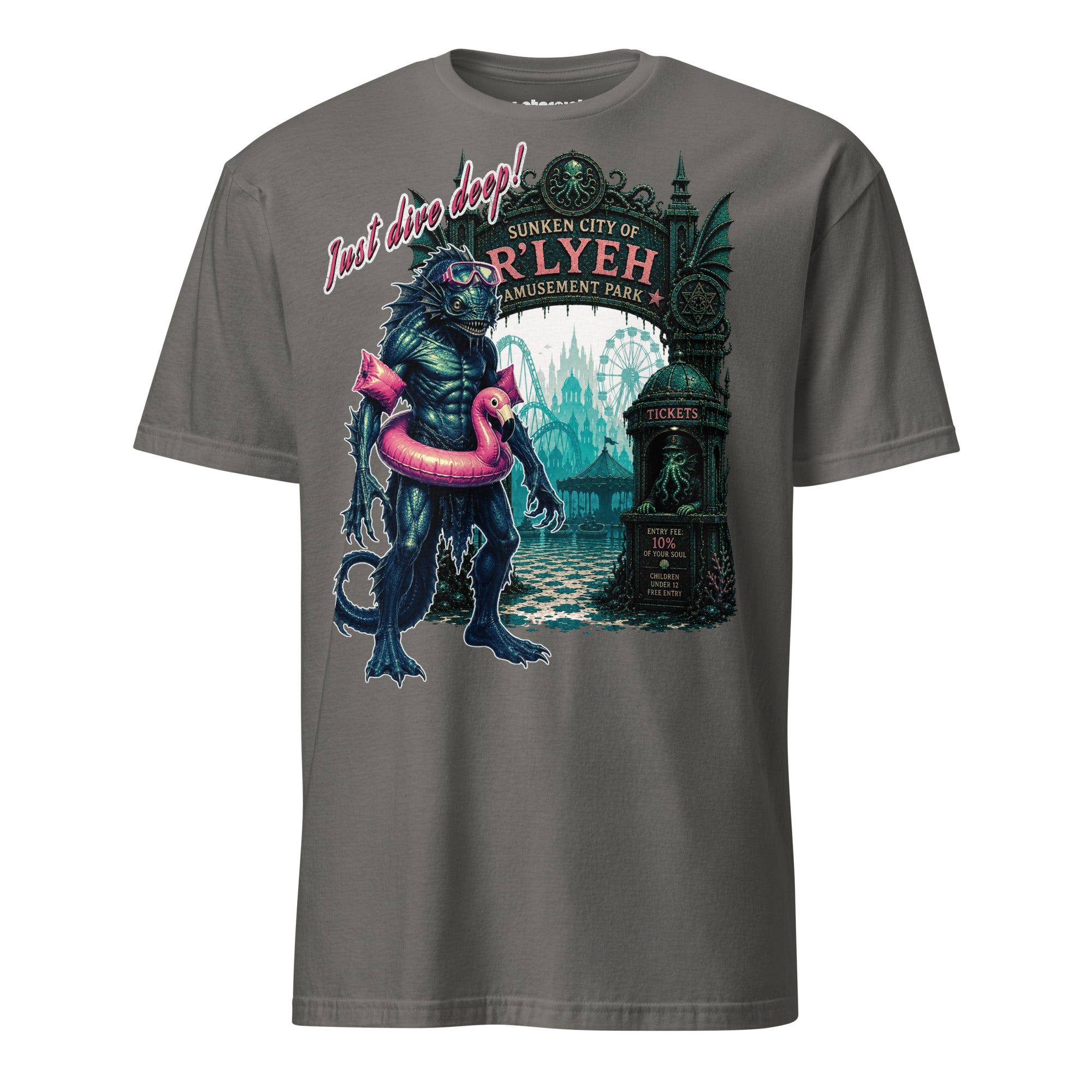 Winterpink T-Shirt mit einem Deep One in Schwimmausrüstung und pinkem Flamingo-Schwimmring vor dem Eingang des R’lyeh Amusement Park.