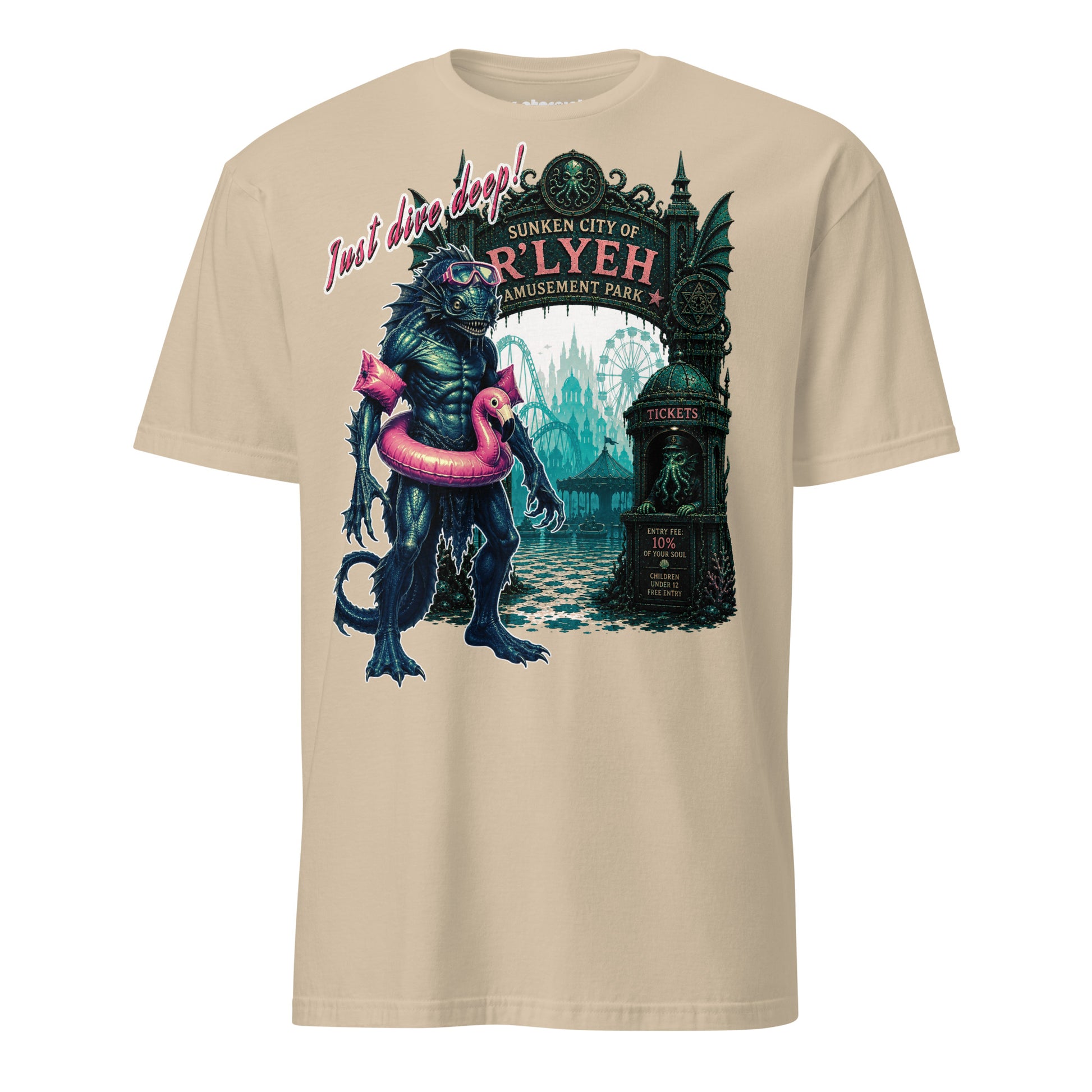 Winterpink T-Shirt mit einem Deep One in Schwimmausrüstung und pinkem Flamingo-Schwimmring vor dem Eingang des R’lyeh Amusement Park.