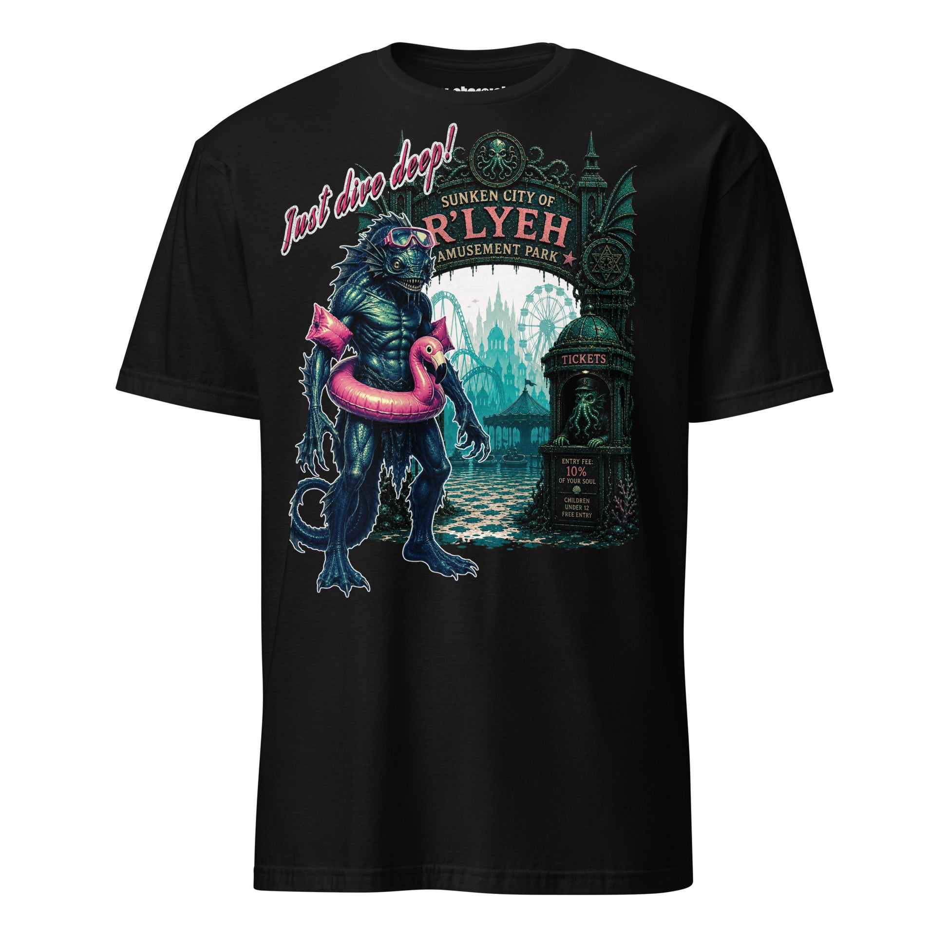 Winterpink T-Shirt mit einem Deep One in Schwimmausrüstung und pinkem Flamingo-Schwimmring vor dem Eingang des R’lyeh Amusement Park.