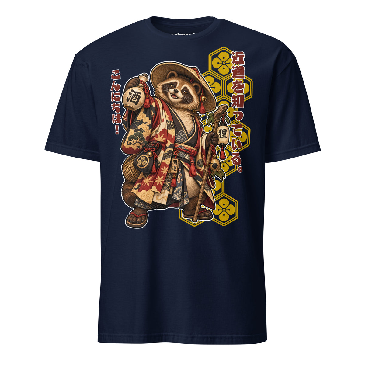 Winterpink Tanuki T-Shirt mit einem japanischen Tanuki im gemusterten Kimono, Strohhut, Sakeflasche, Laterne und Wanderstab sowie japanischem Schriftzug.