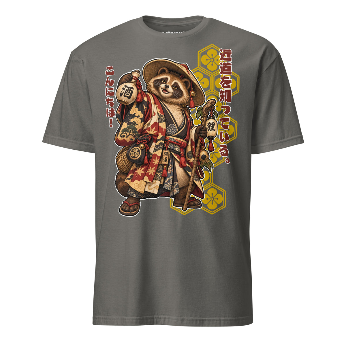 Winterpink Tanuki T-Shirt mit einem japanischen Tanuki im gemusterten Kimono, Strohhut, Sakeflasche, Laterne und Wanderstab sowie japanischem Schriftzug.