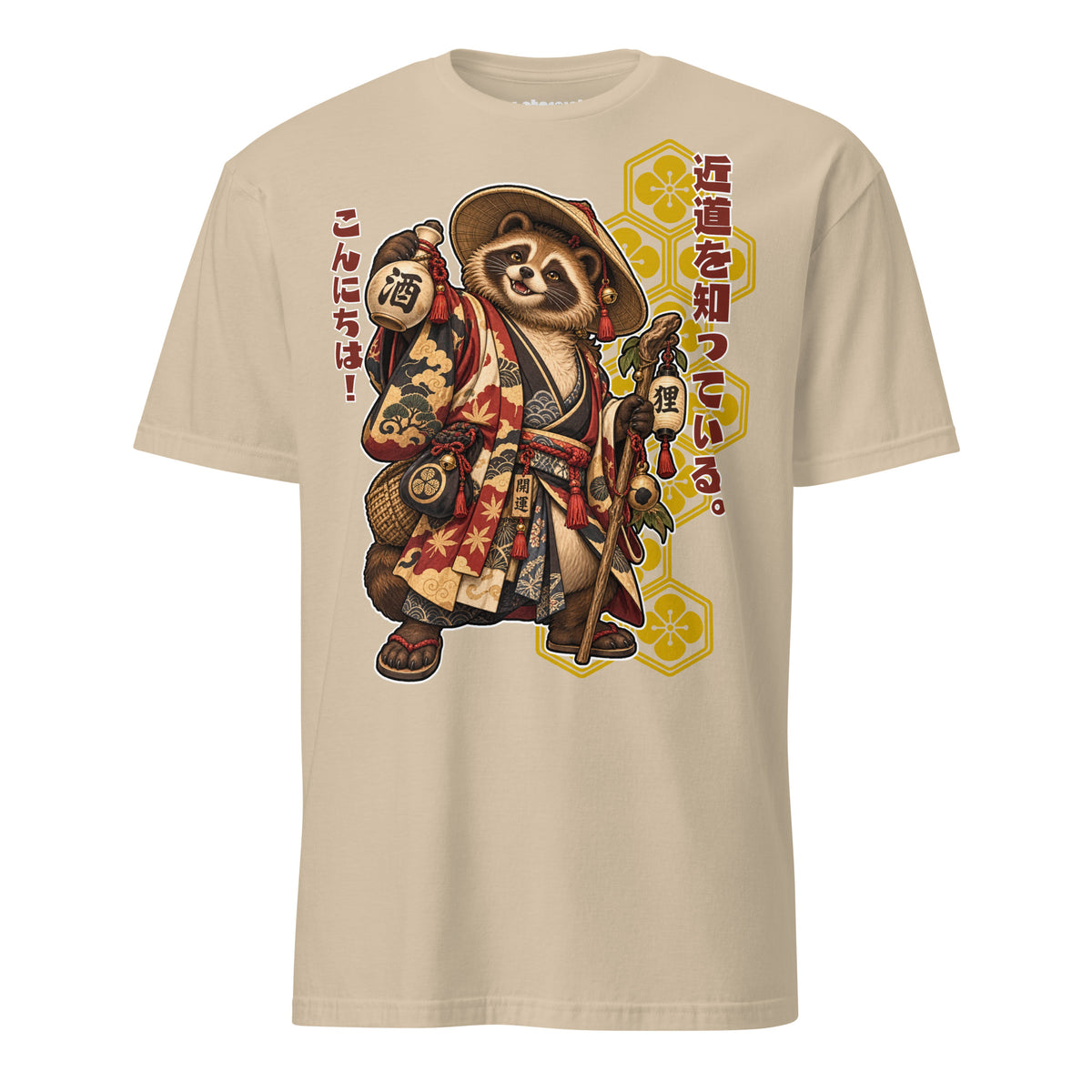 Winterpink Tanuki T-Shirt mit einem japanischen Tanuki im gemusterten Kimono, Strohhut, Sakeflasche, Laterne und Wanderstab sowie japanischem Schriftzug.