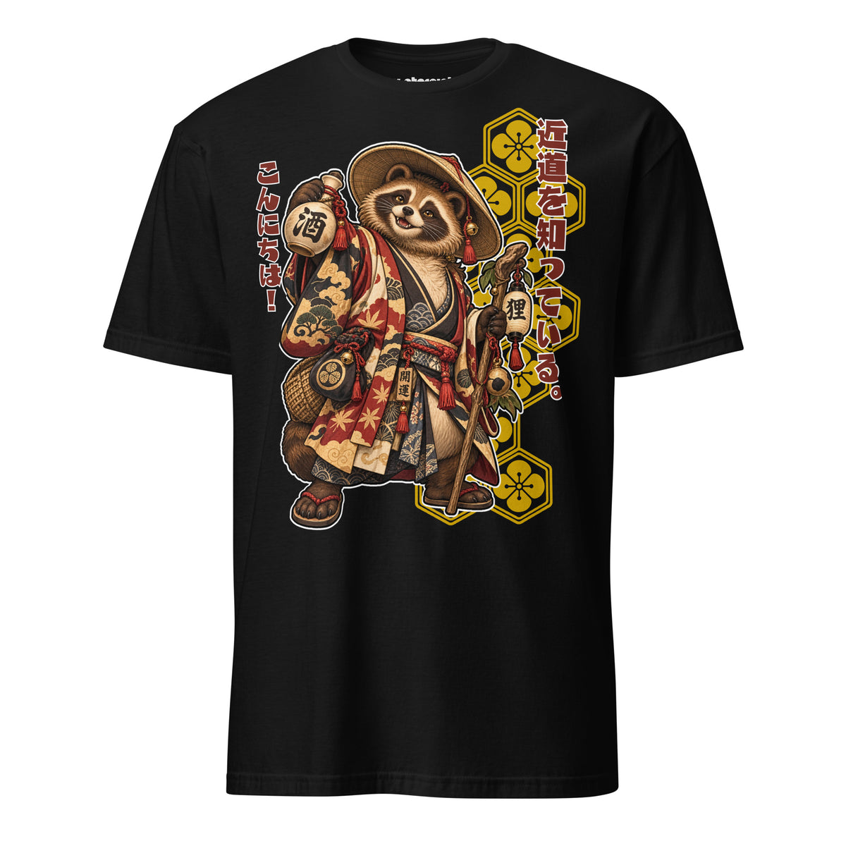 Winterpink Tanuki T-Shirt mit einem japanischen Tanuki im gemusterten Kimono, Strohhut, Sakeflasche, Laterne und Wanderstab sowie japanischem Schriftzug.