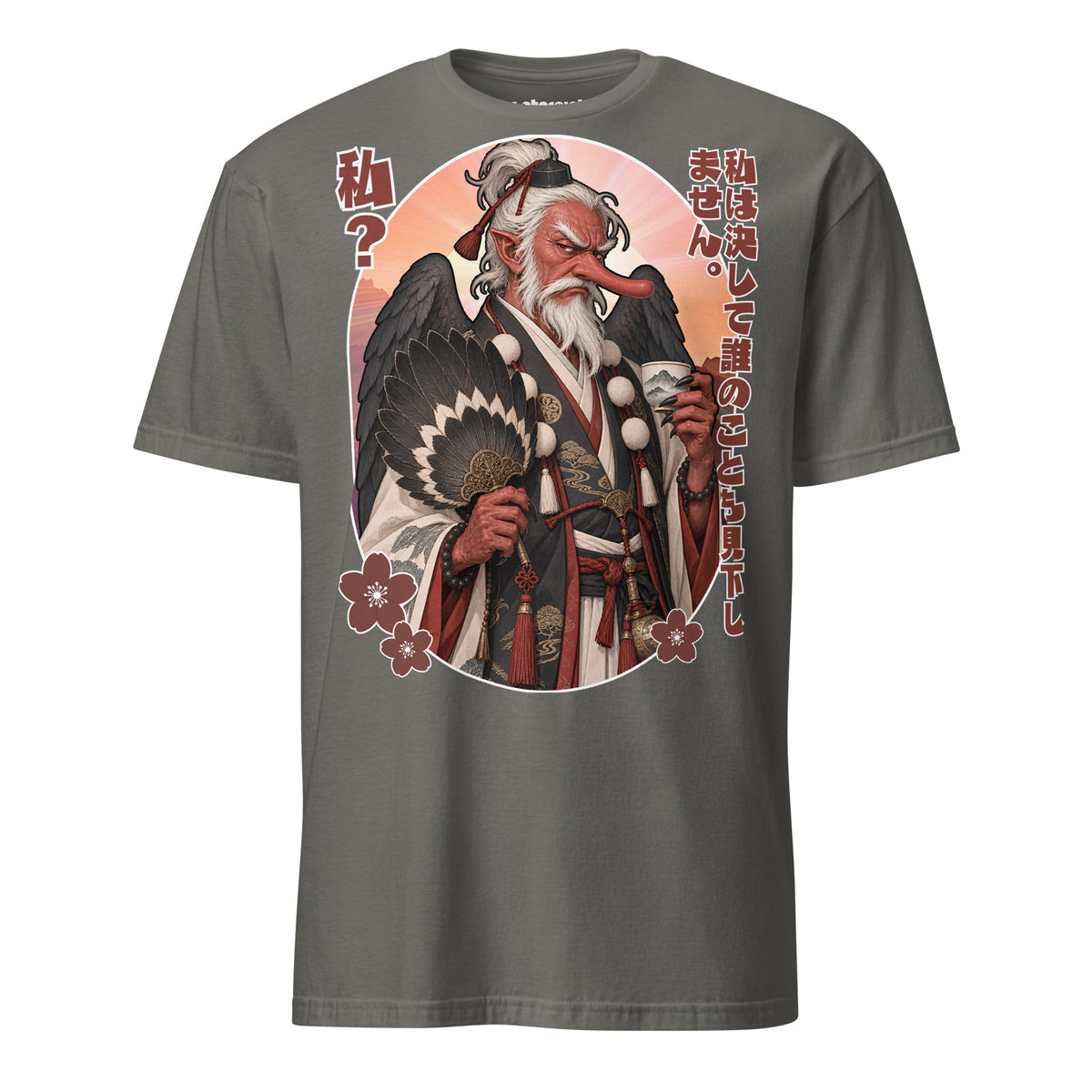 Winterpink Tengu T-Shirt mit japanischem Berg-Yōkai, langer Nase, schwarzen Flügeln, Fächer, traditioneller Kleidung und japanischem Text.