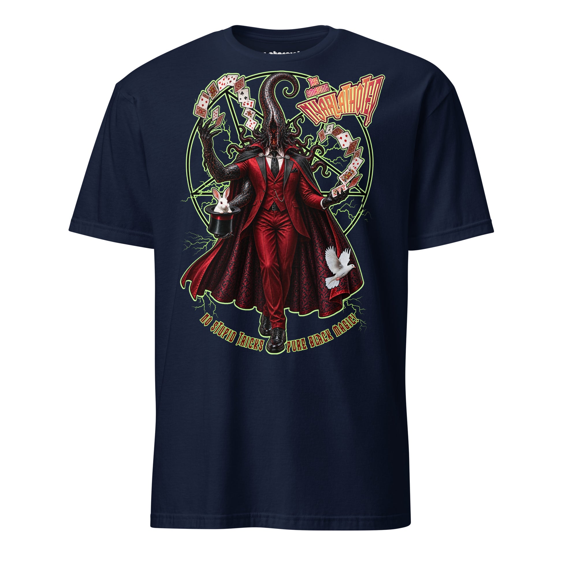 Winterpink T-Shirt mit Nyarlathotep im roten Anzug und dunklem Umhang, der mit drei Armen Spielkarten jongliert und einen Zylinder mit weißem Kaninchen hält; Schriftzug „The Amazing Nyarlathotep – No Stupid Tricks, Pure Black Magic“.