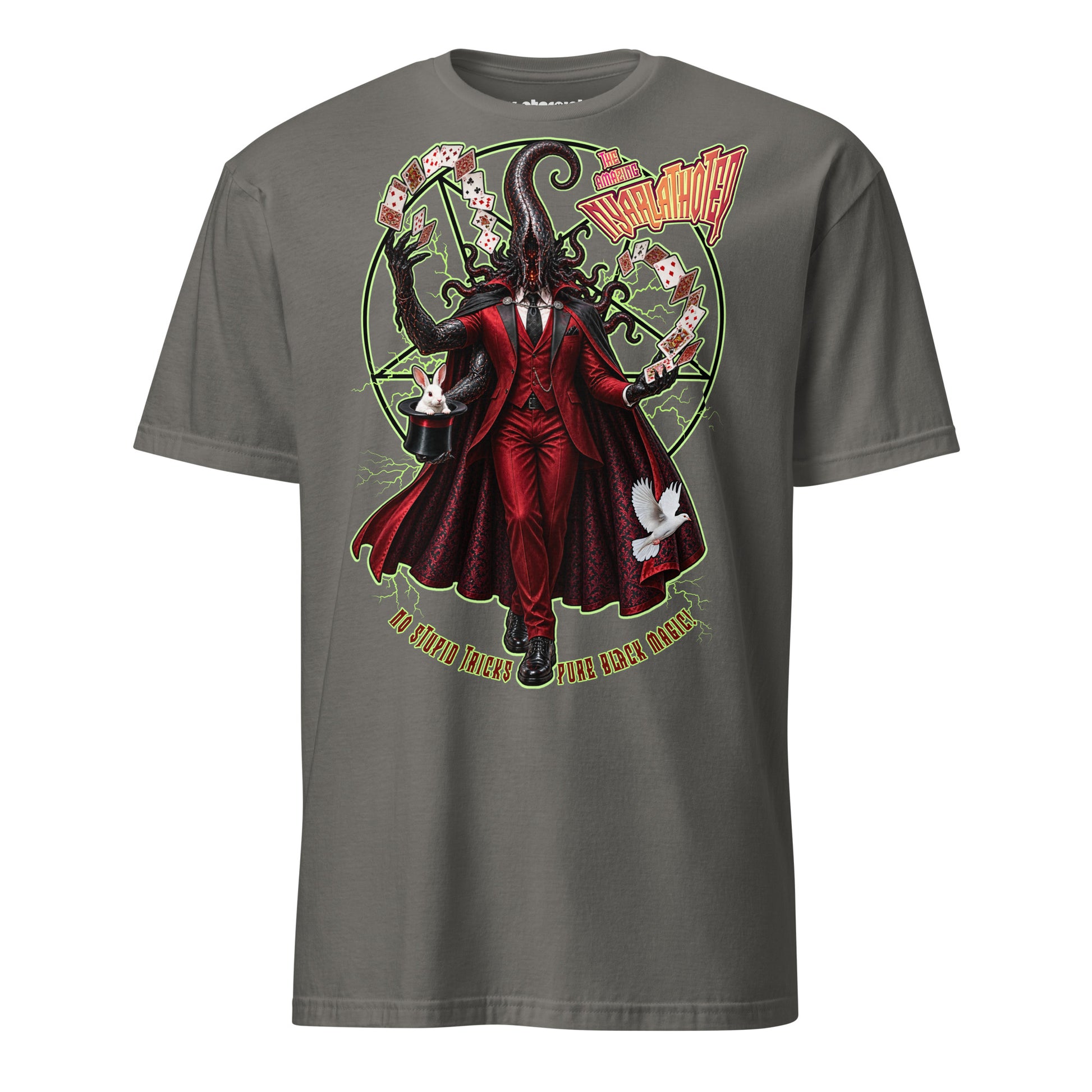 Winterpink T-Shirt mit Nyarlathotep im roten Anzug und dunklem Umhang, der mit drei Armen Spielkarten jongliert und einen Zylinder mit weißem Kaninchen hält; Schriftzug „The Amazing Nyarlathotep – No Stupid Tricks, Pure Black Magic“.