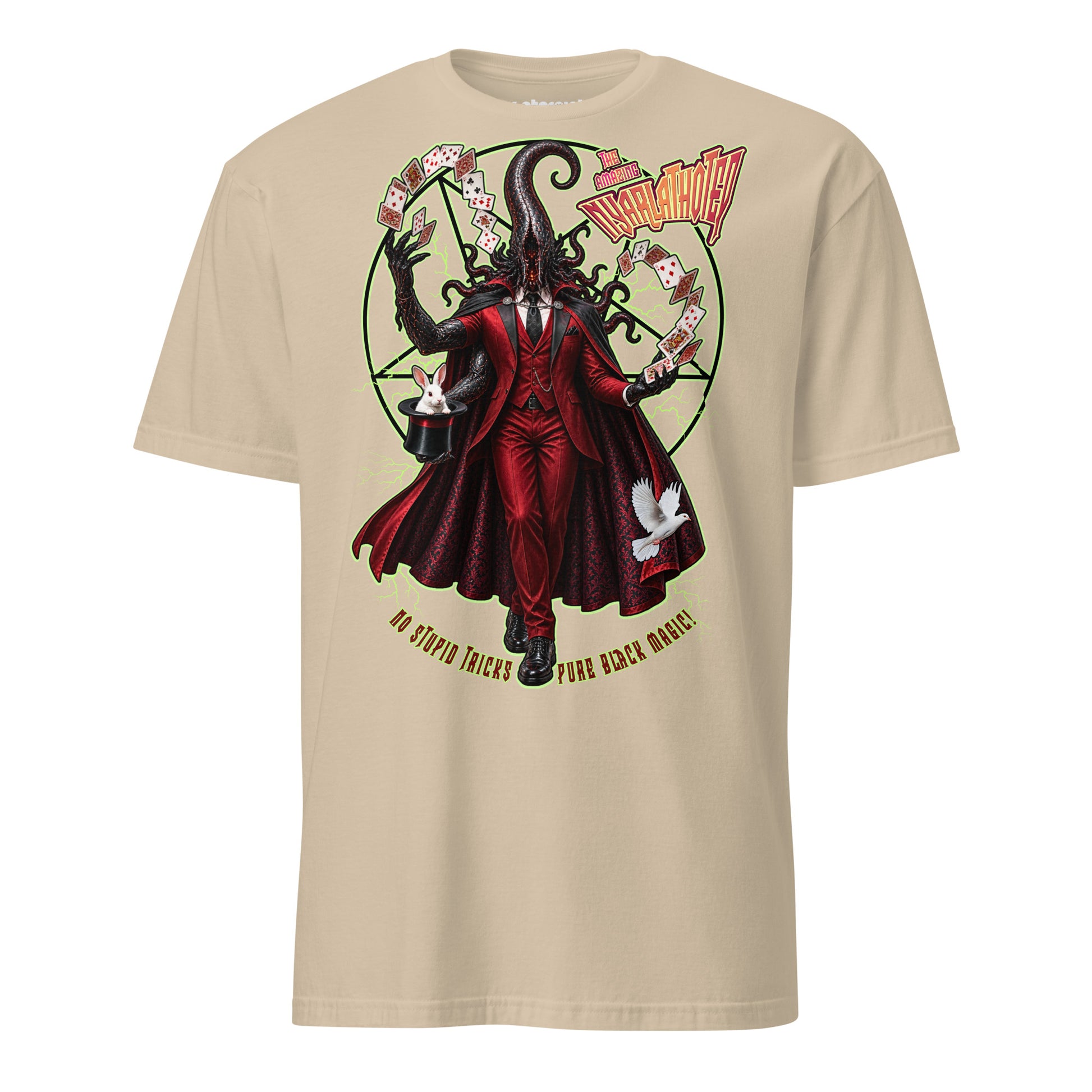 Winterpink T-Shirt mit Nyarlathotep im roten Anzug und dunklem Umhang, der mit drei Armen Spielkarten jongliert und einen Zylinder mit weißem Kaninchen hält; Schriftzug „The Amazing Nyarlathotep – No Stupid Tricks, Pure Black Magic“.