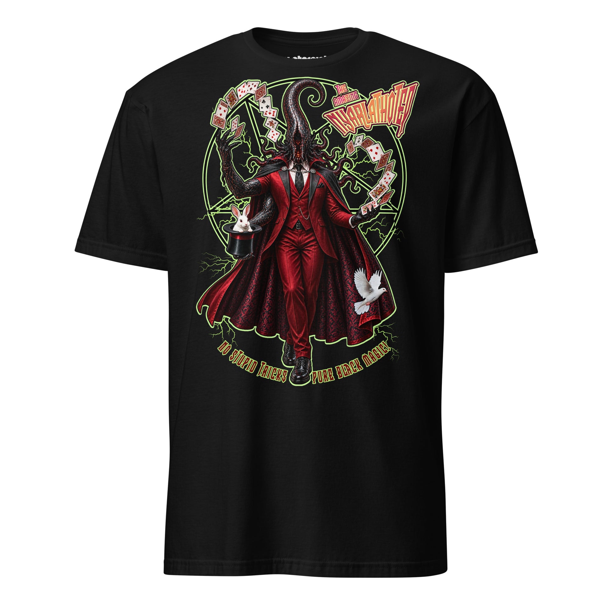 Winterpink T-Shirt mit Nyarlathotep im roten Anzug und dunklem Umhang, der mit drei Armen Spielkarten jongliert und einen Zylinder mit weißem Kaninchen hält; Schriftzug „The Amazing Nyarlathotep – No Stupid Tricks, Pure Black Magic“.