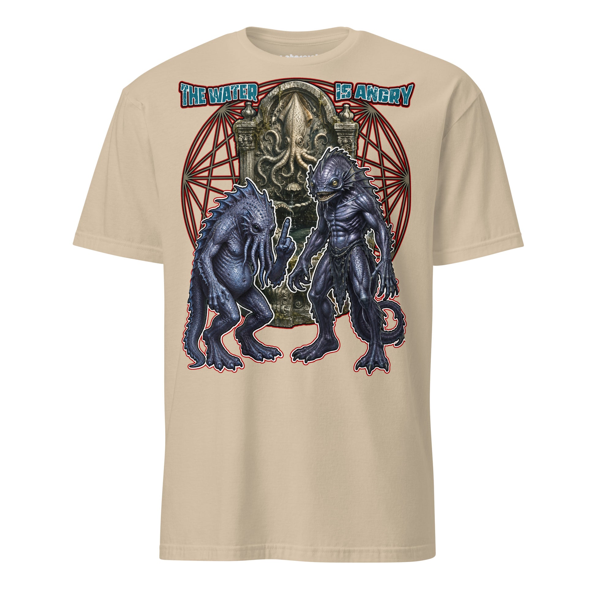 Winterpink T-Shirt mit zwei Deep Ones vor einem okkulten Brunnen mit wunderschöner reliefverzierter Wandmontur und der Schriftzug „The Water Is Angry“.