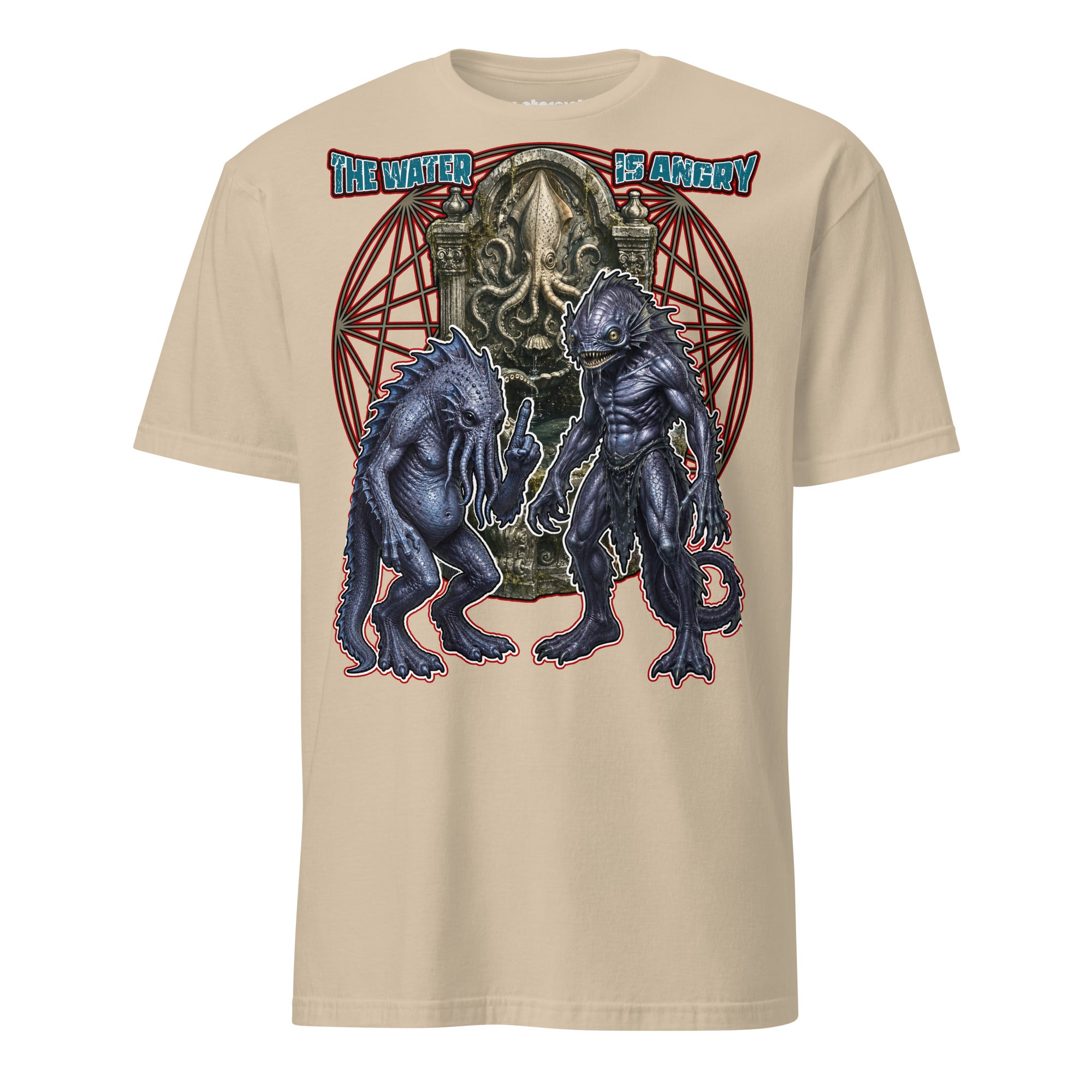 Winterpink T-Shirt mit zwei Deep Ones vor einem okkulten Brunnen mit wunderschöner reliefverzierter Wandmontur und der Schriftzug „The Water Is Angry“.