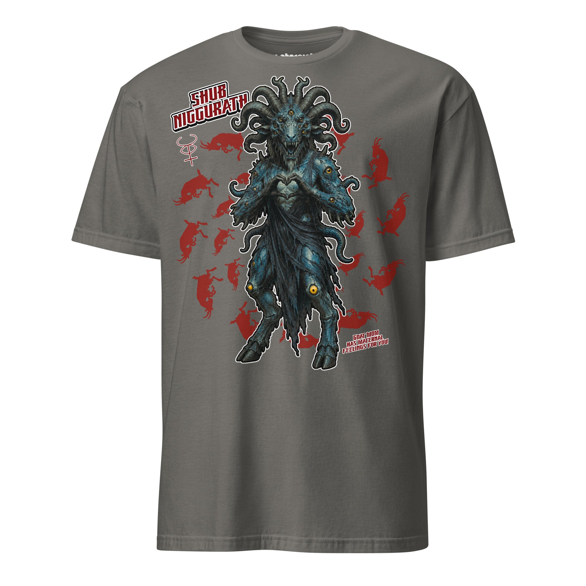 T-Shirt mit weiblichem Ziegendämon Shub-Niggurath, großen Hörnern, Tentakeln und vielen Augen, umgeben von roten Dämonensilhouetten und dem Schriftzug „Goat Mom has maternal feelings for you“.