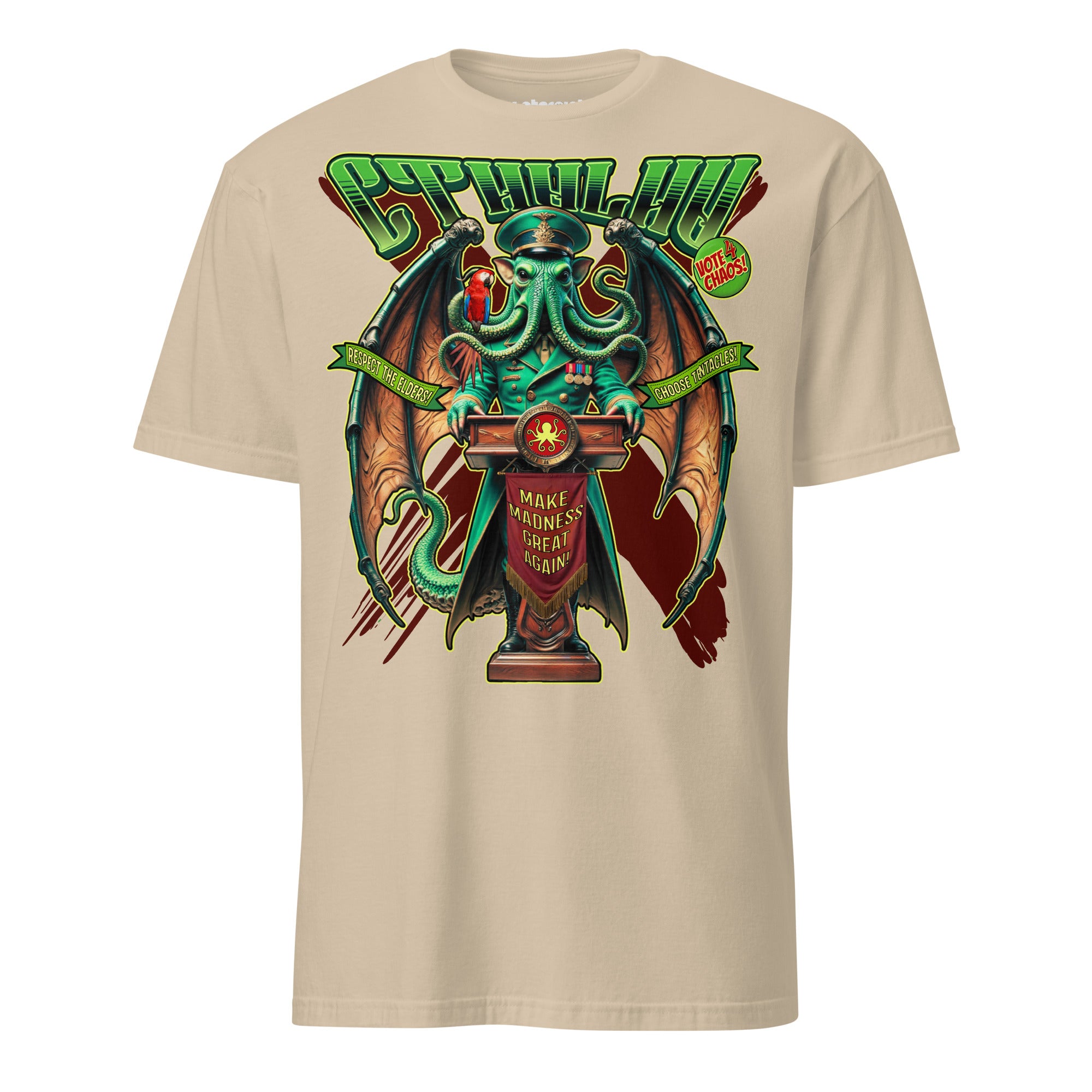 Winterpink T-Shirt mit Illustration von Cthulhu als Redner am Podium mit Flügeln, Tentakeln und Wahlkampfslogans wie „Vote 4 Chaos“ und „Choose Tentacles“, Cosmic-Horror Design auf beigem Shirt.