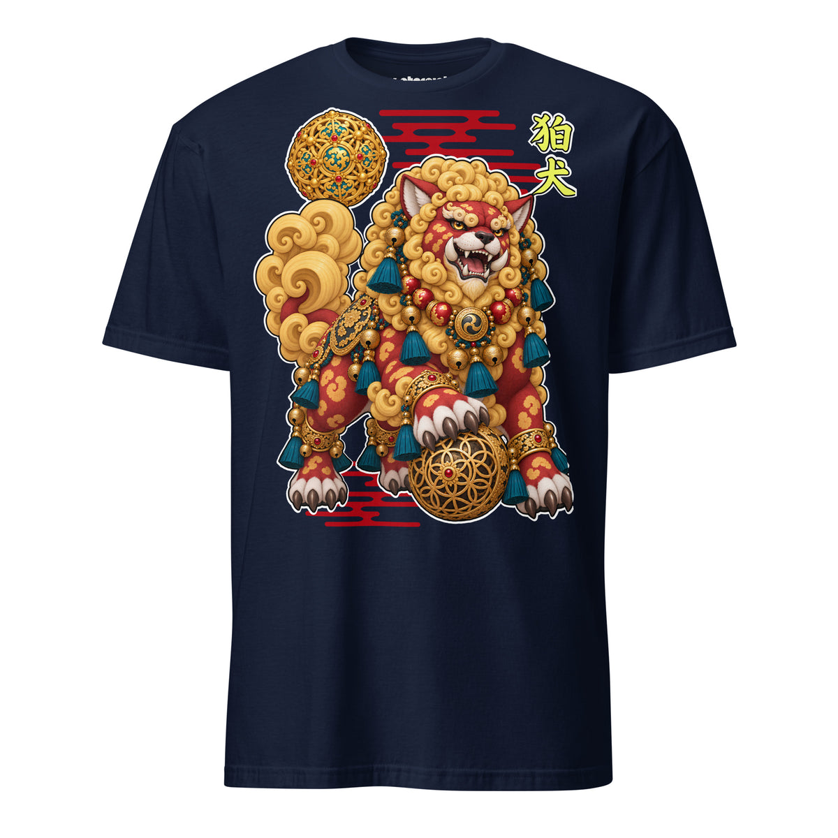 Winterpink Komainu T-Shirt mit männlichem japanischem Wächterwesen, goldener Mähne, reich verziertem Schmuck und goldener Sphere unter der Pranke