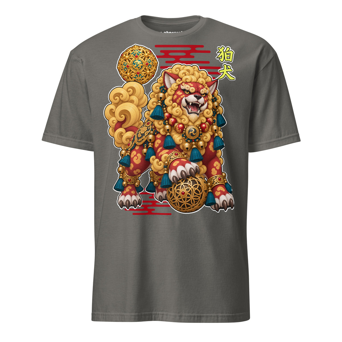 Winterpink Komainu T-Shirt mit männlichem japanischem Wächterwesen, goldener Mähne, reich verziertem Schmuck und goldener Sphere unter der Pranke